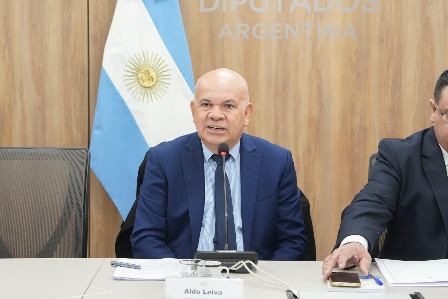 Aldo Leiva, de UP, moderó la reunión de la Comisión de Asuntos Cooperativos
