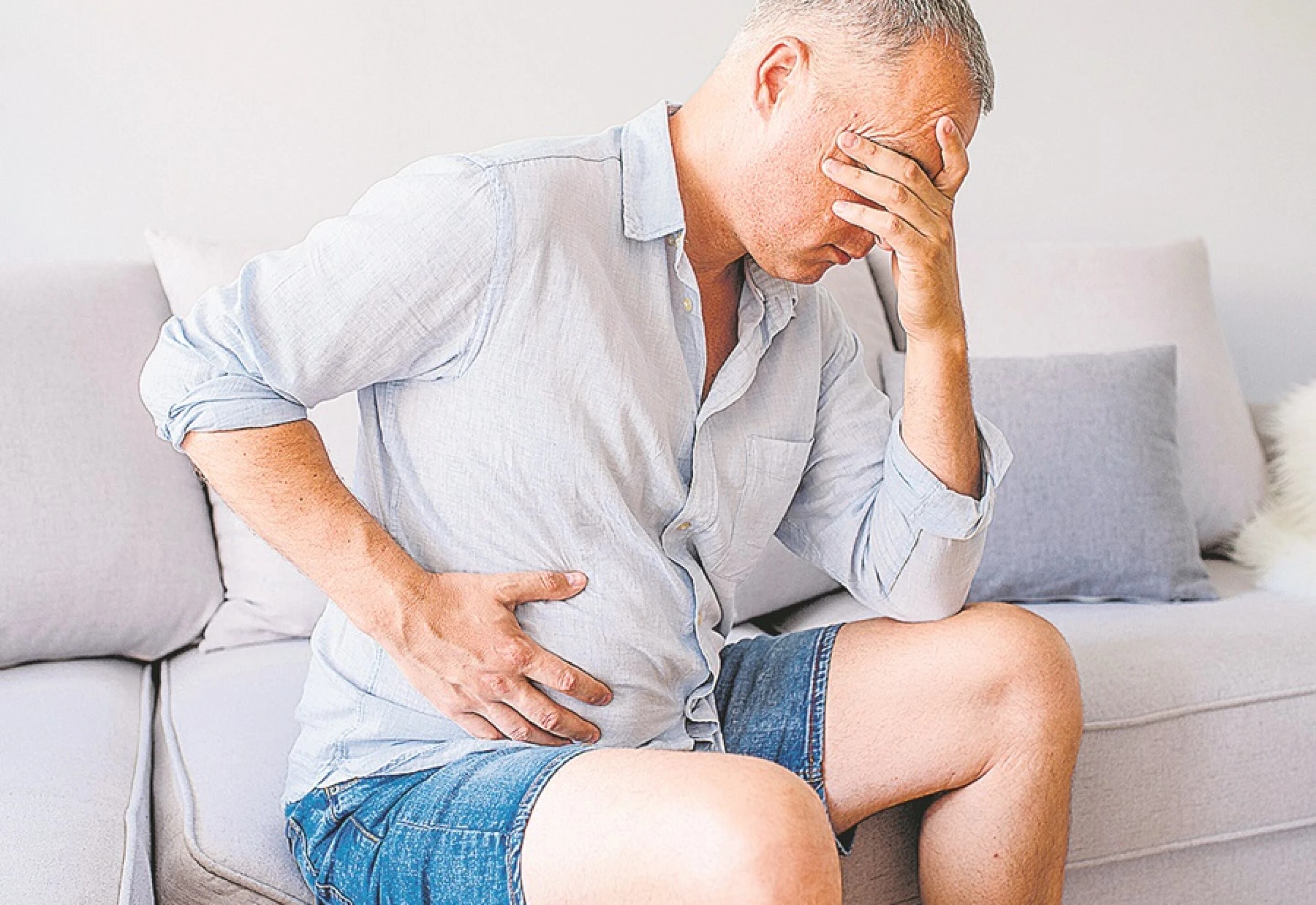 El síntoma digestivo que cada vez más gente tiene y preocupa a la medicina: riesgos de sentir la panza hinchada