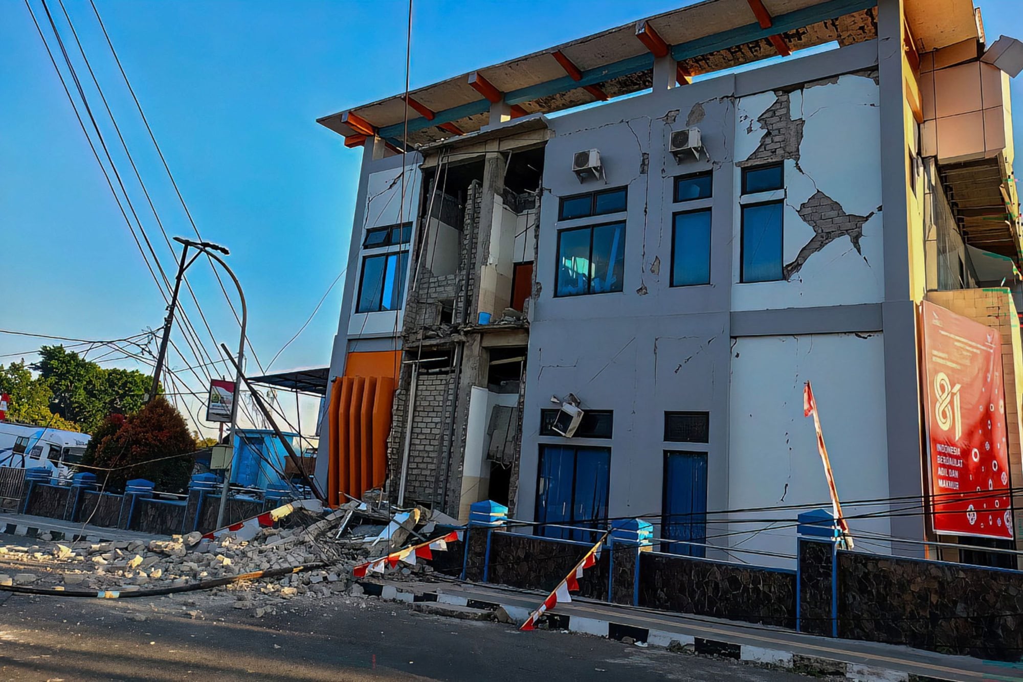 El temblor provocó destrozos en decenas de viviendas
