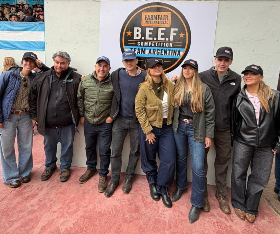 De izquierda a derecha, la presidente del Ateneo Angus, Candelaria Giménez; Ojea Rullán; Veiga; Agustín Cano; Luisina Ugolini; Sofía Ponce de León; Isidro Luis y Delfina Spinella