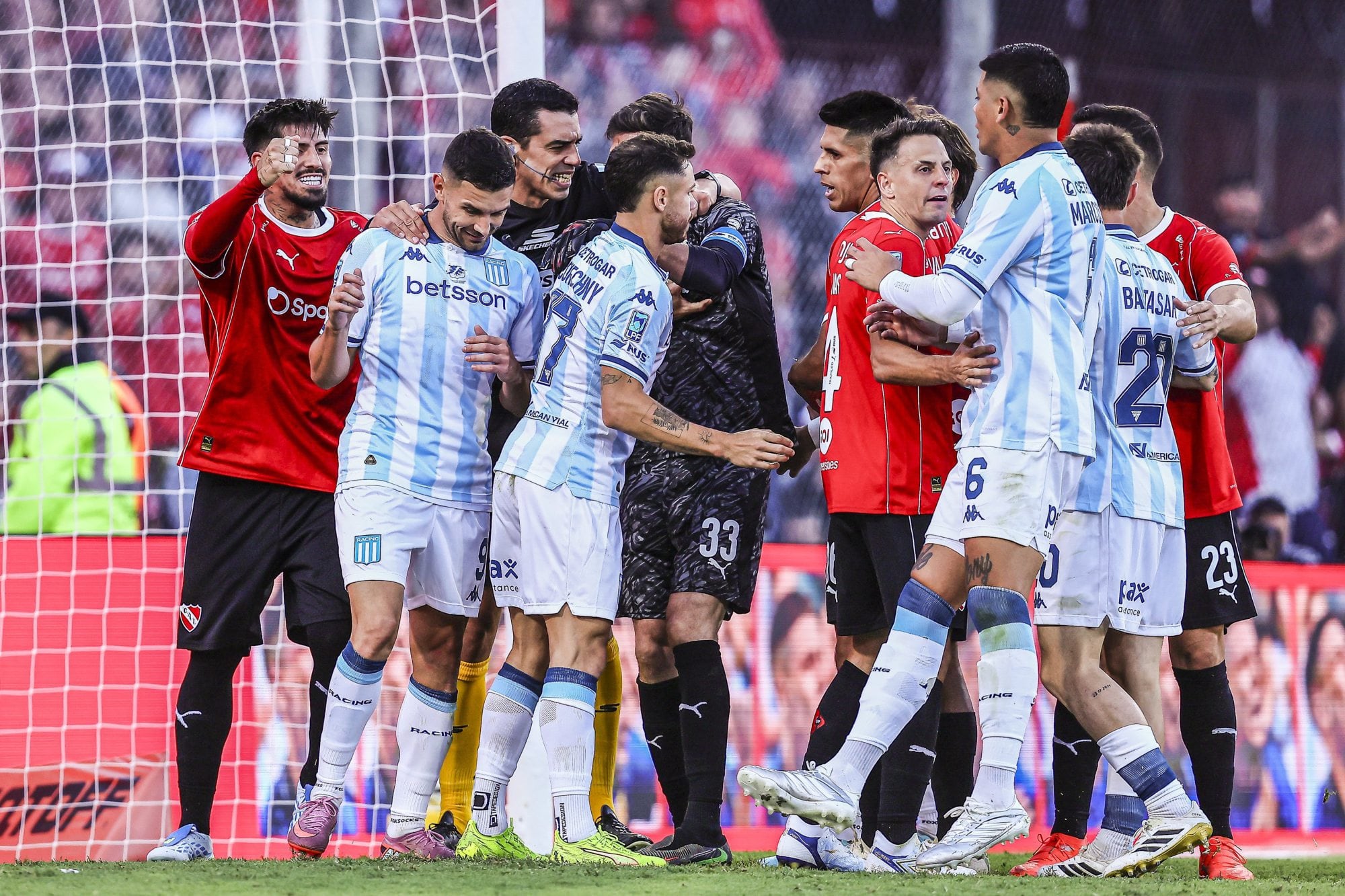 El penal de Maravilla Martínez que subió la tensión en el clásico Independiente – Racing