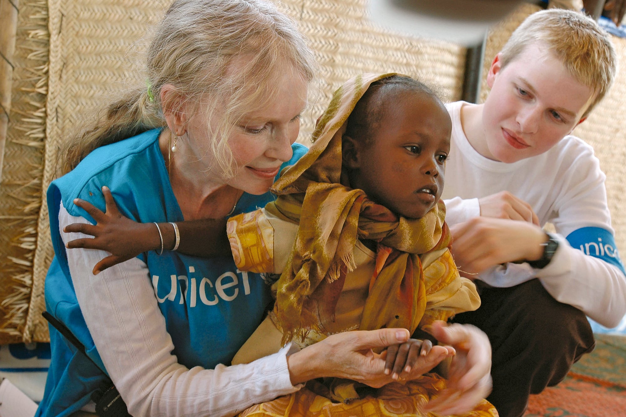 La actriz –que es embajadora de buena voluntad de Unicef–, y su hijo Seamus, entonces de 16 años, con un chico sudanés en el campamento para desplazados internos de Abu Shouk, cerca de la ciudad de El Fasher, en 2004