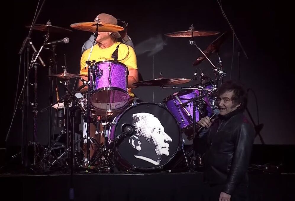 El diputado nacional Berti Benegas Lynch y Milei en el Movistar Arena