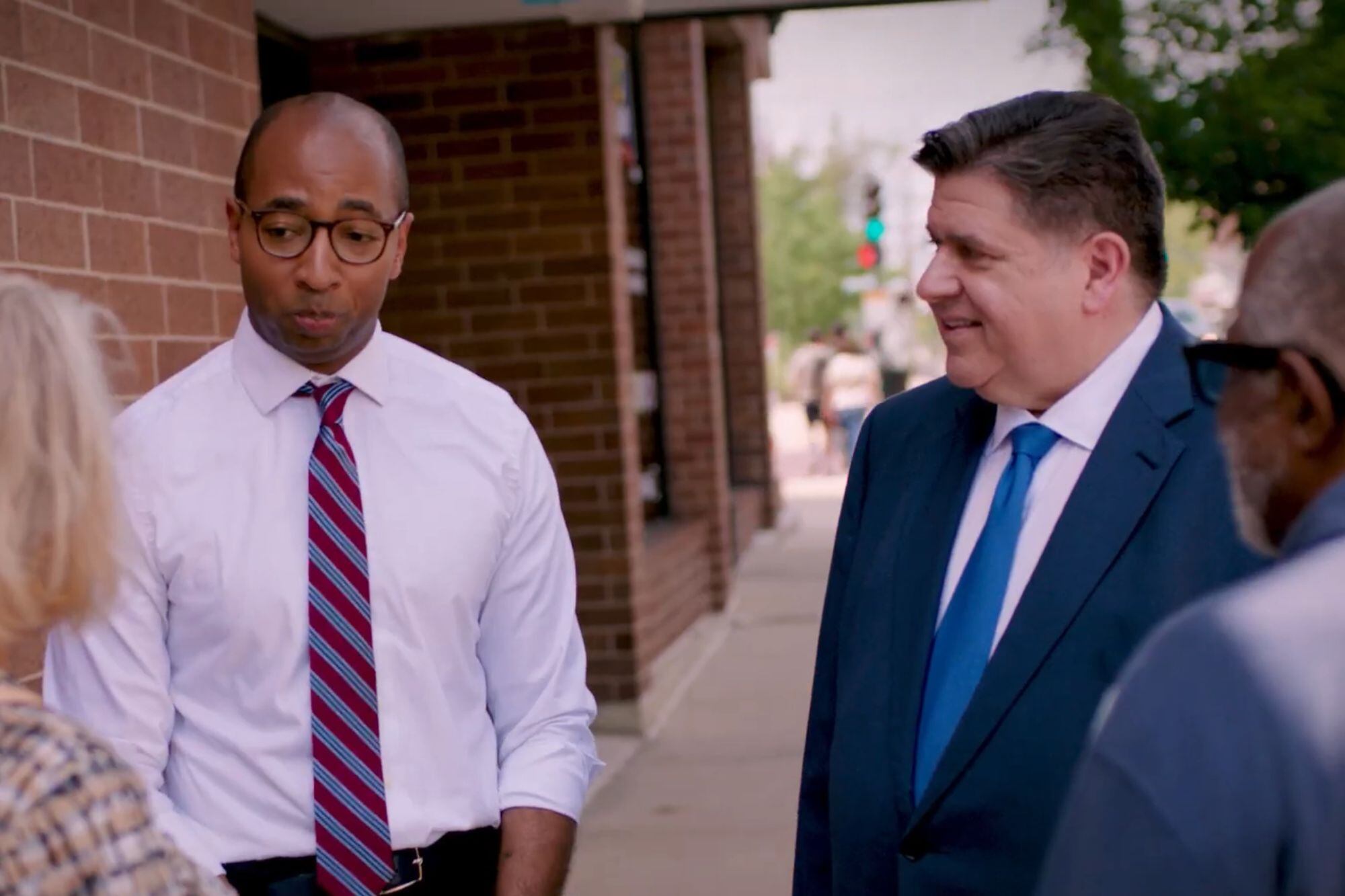 Para diciembre 2026, Illinois deberá desarrollar programas residenciales terapéuticos especializados, evaluar necesidades de camas y crear modelos de vivienda comunitaria con atención intensiva para casos complejos