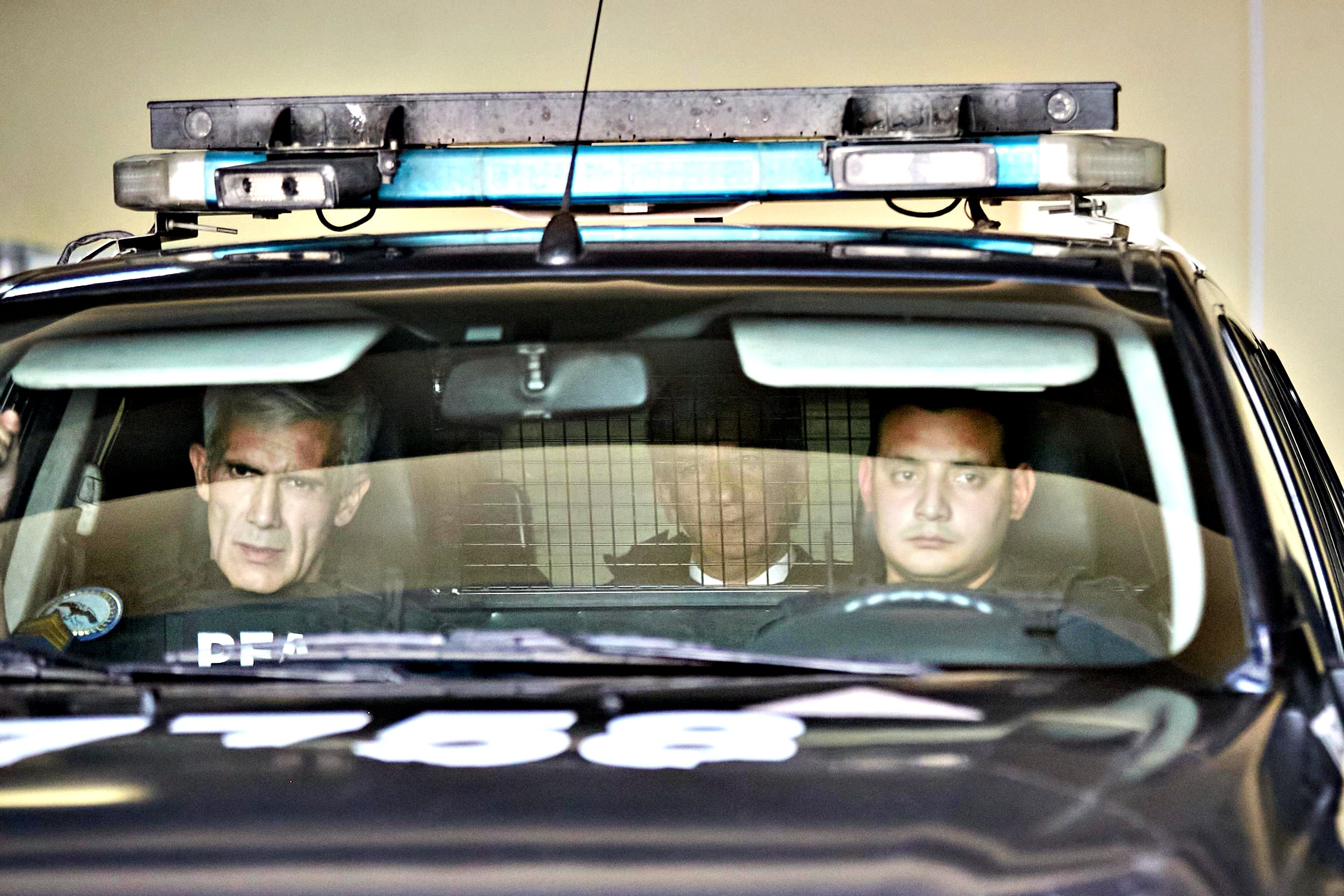 El exjuez federal Walter Bento saliendo detenido de los Tribunales Federales de Mendoza