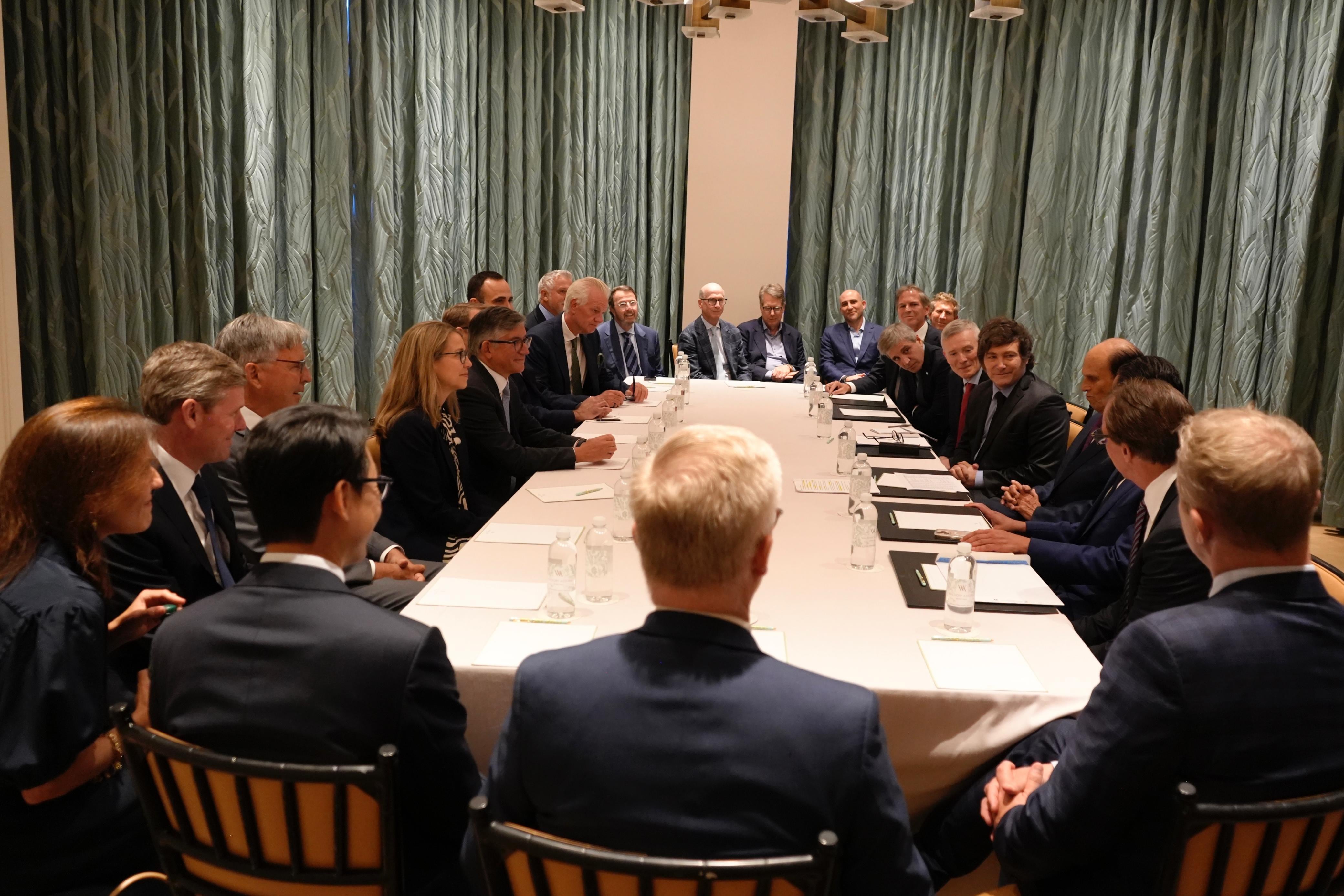 Javier Milei, junto a empresarios reunidos por el economista Michael Milken, en Los Ángeles.