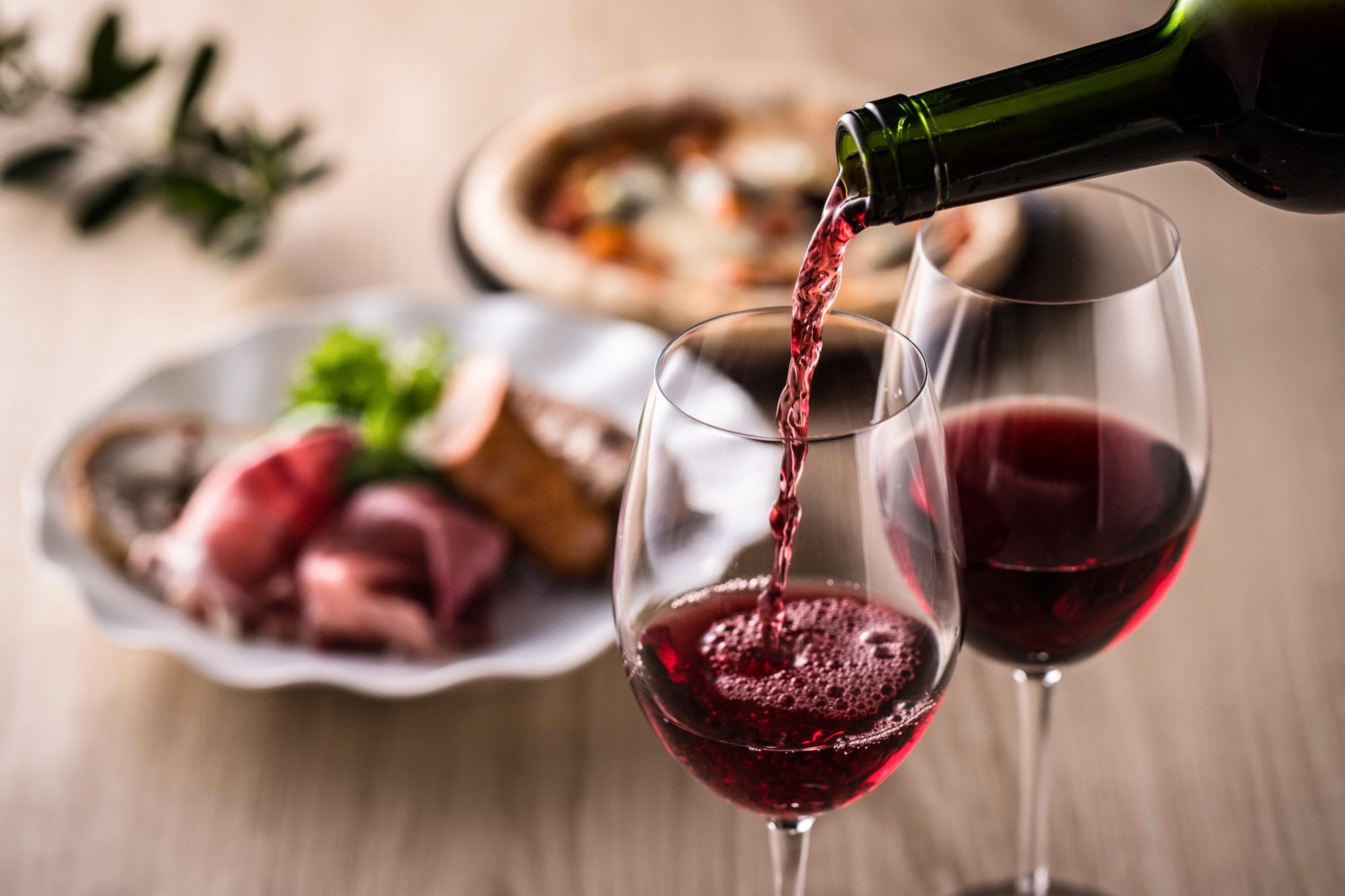 Fue premiado como Mejor Sommelier por The 50 Best, recomienda qué tomar para ver el Mundial y batalla contra las “cartas para sommeliers”.