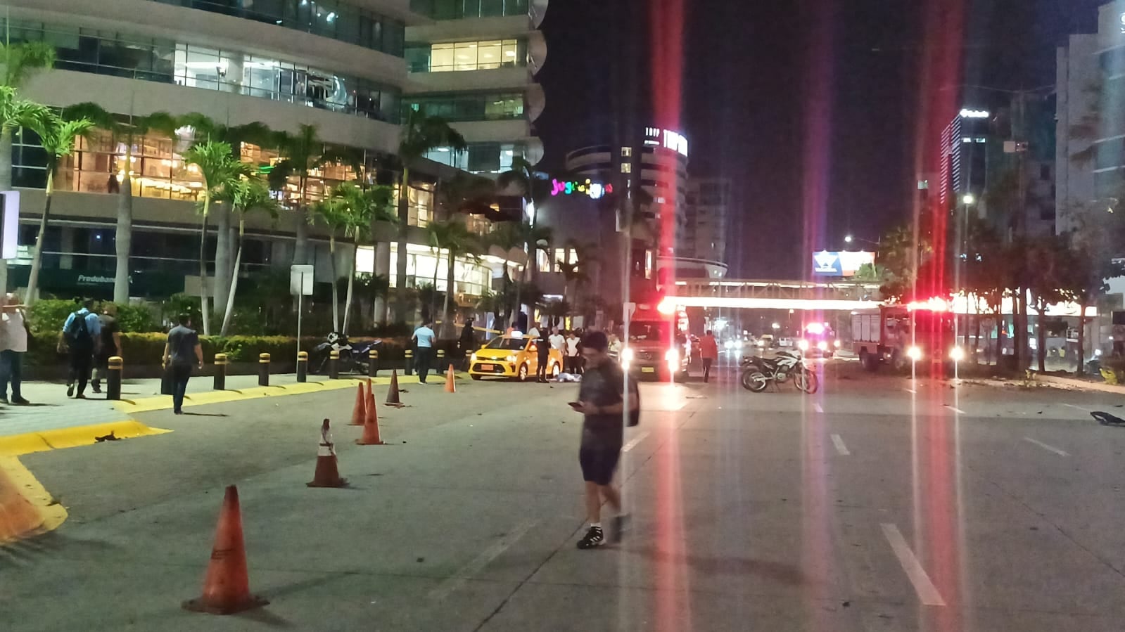 El tránsito en la avenida José Joaquín Orrantia de Guayaquil quedó cortado