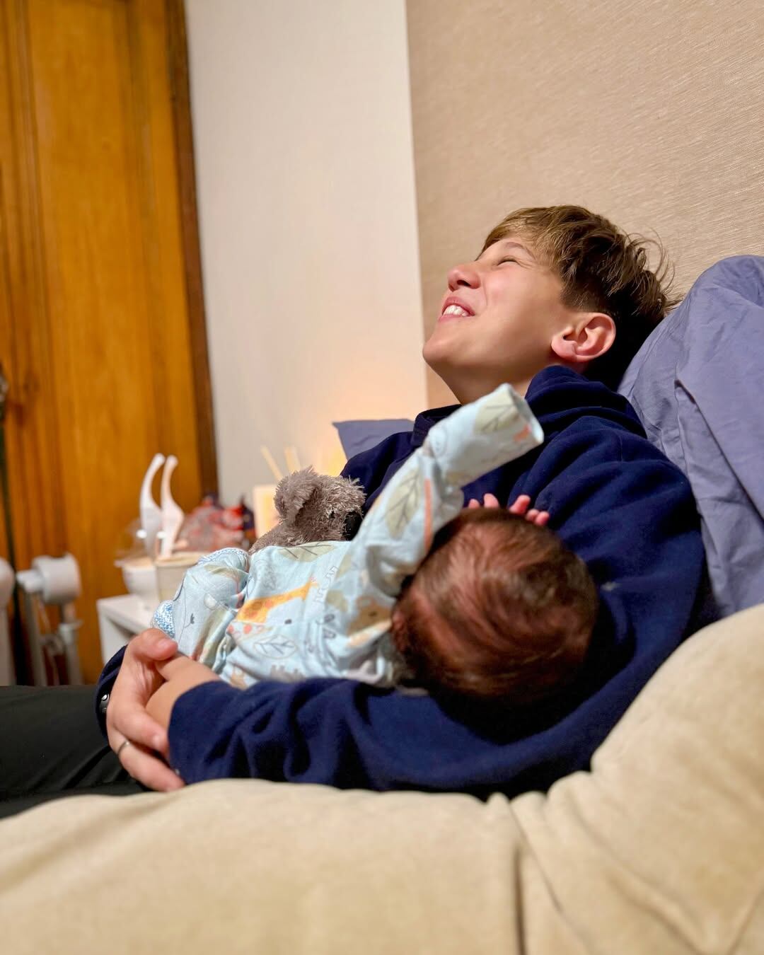 Así fue el momento que Momo sostuvo en brazos a su hermanito Arturo por primera vez (Foto: Instagram @jmena)