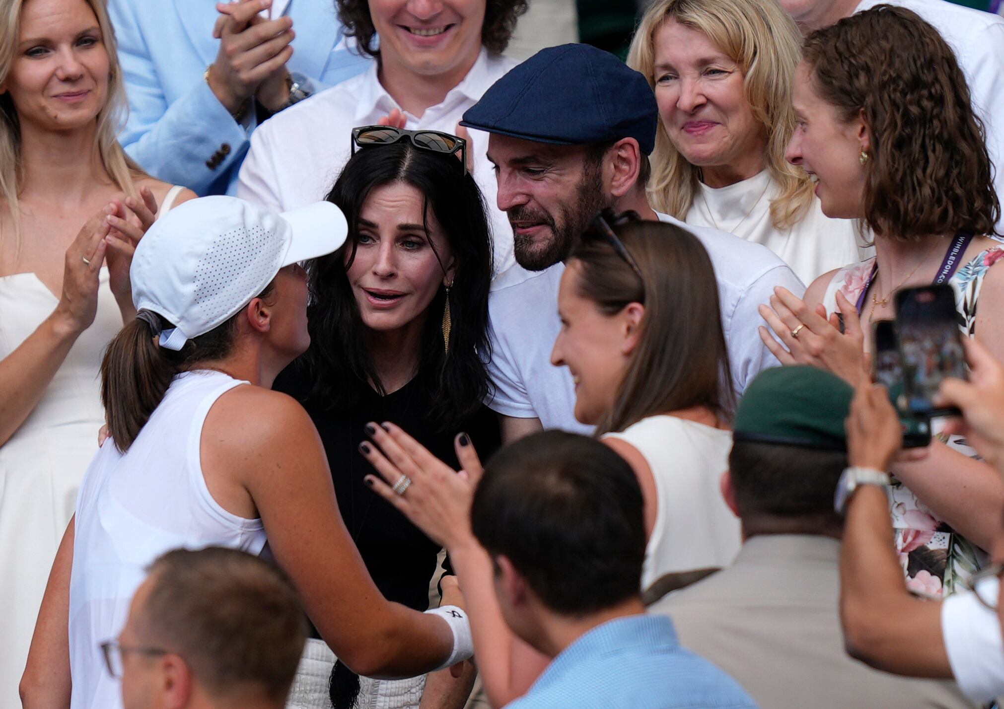 Courteney Cox y Johnny McDaid felicitaron a la polaca Iga Swiatek justo después de vencer a Amanda Anisimova