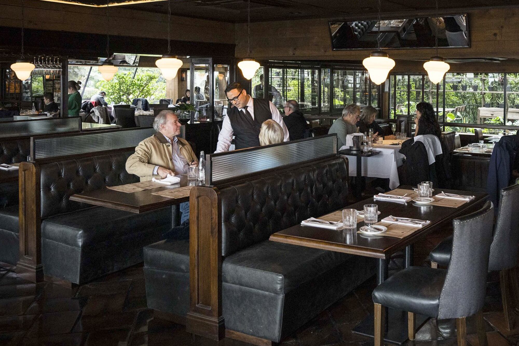 El salón, vidriado y con vista al Río de la Plata