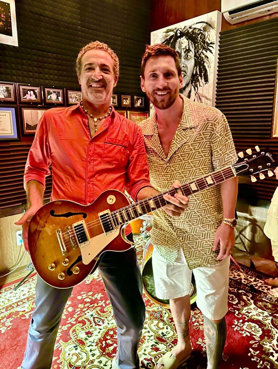 Gerry Cea, el dueño de Prima Pasta Miami, junto a Messi, uno de los habitués del restaurante
