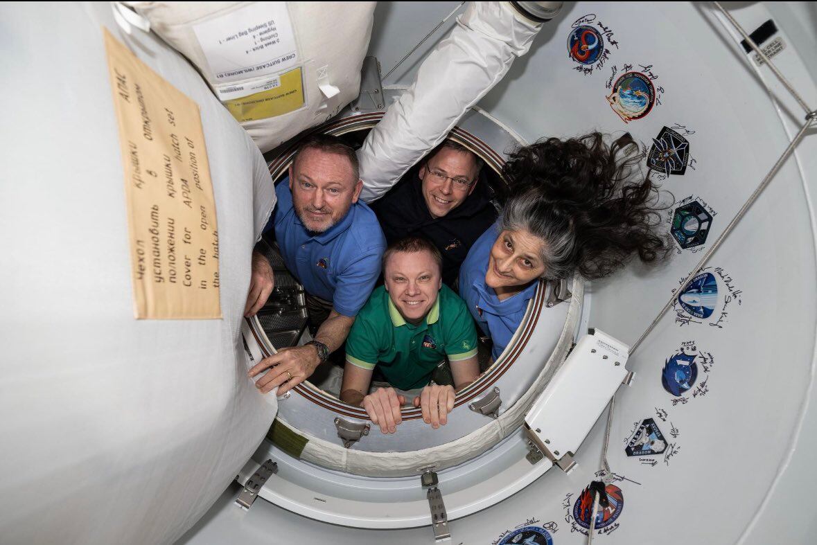 El astronauta de la NASA Suni Williams, el cosmonauta de Roscosmos Aleksandr Gorbunov, y los astronautas de la NASA Nick Hague y Butch Wimore posan en la nave Dragon