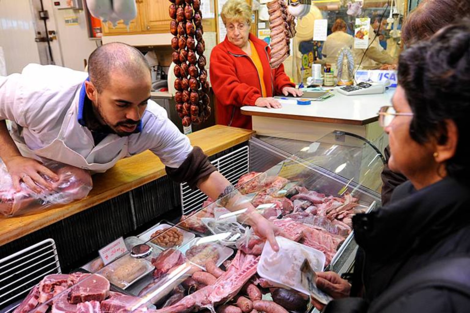 Qué significan los colores de las bandejas de carne en los supermercados: negras, amarillas, rojas y blancas