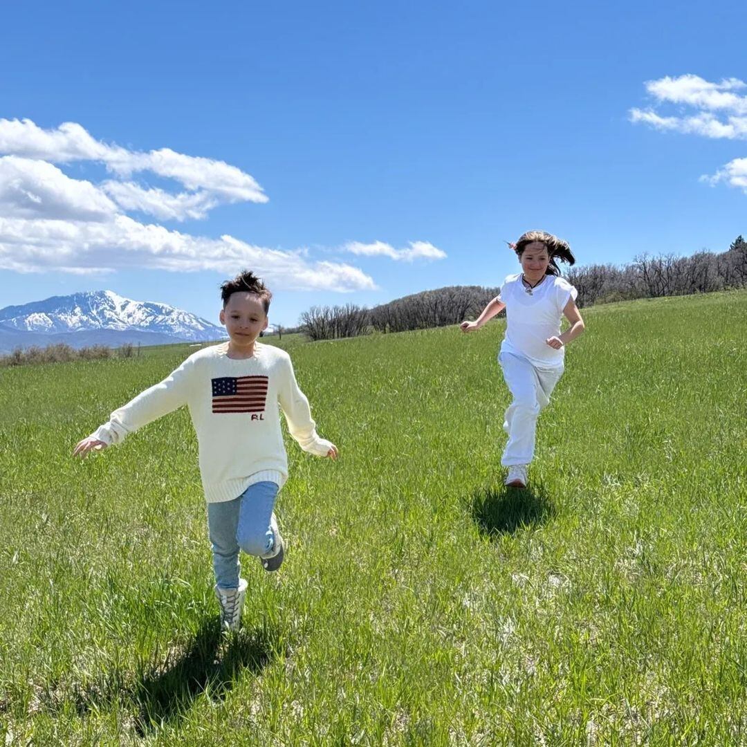 Indiana y Napoleón corriendo por las praderas de Utah. Foto/Instagram: @chefvickvannucci