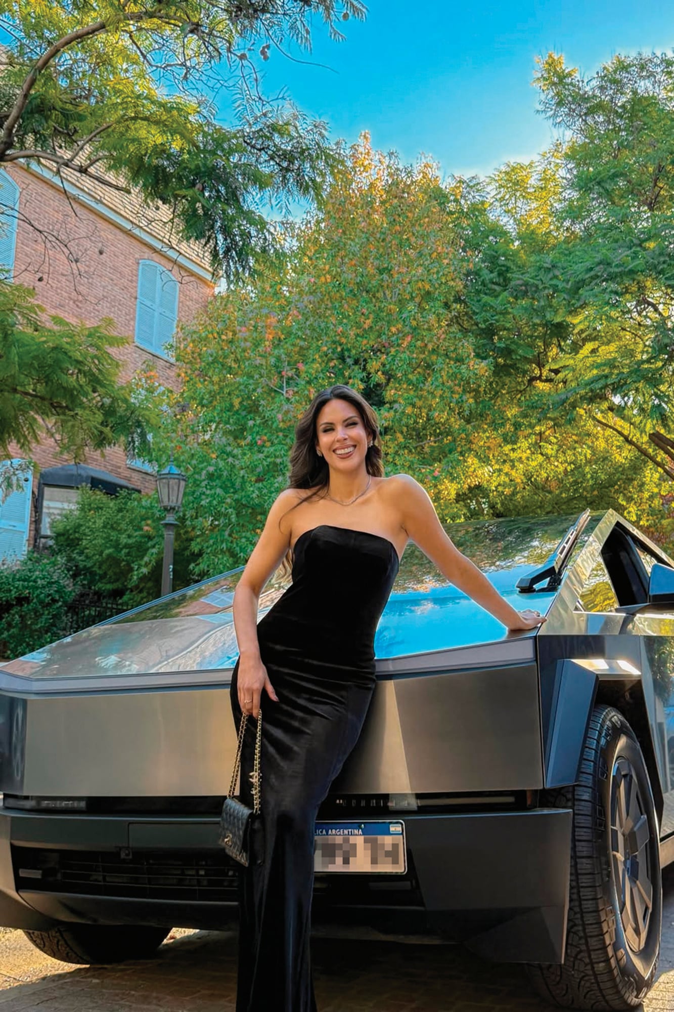 Barby Franco y su pareja, Fernando Burlando, llegaron en su
flamante Tesla Cybertruck