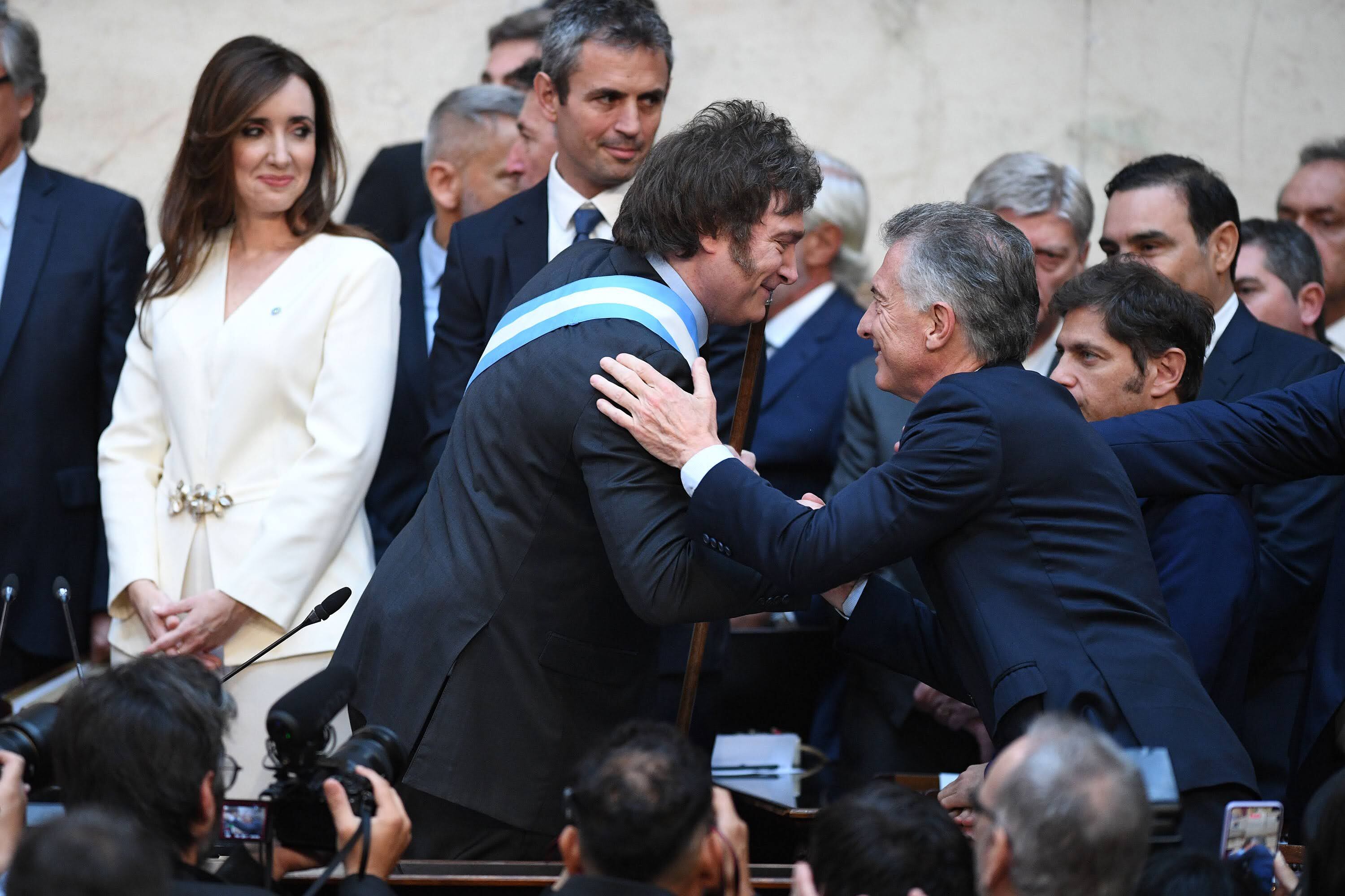 Milei saluda a Macri tras su asunción como presidente