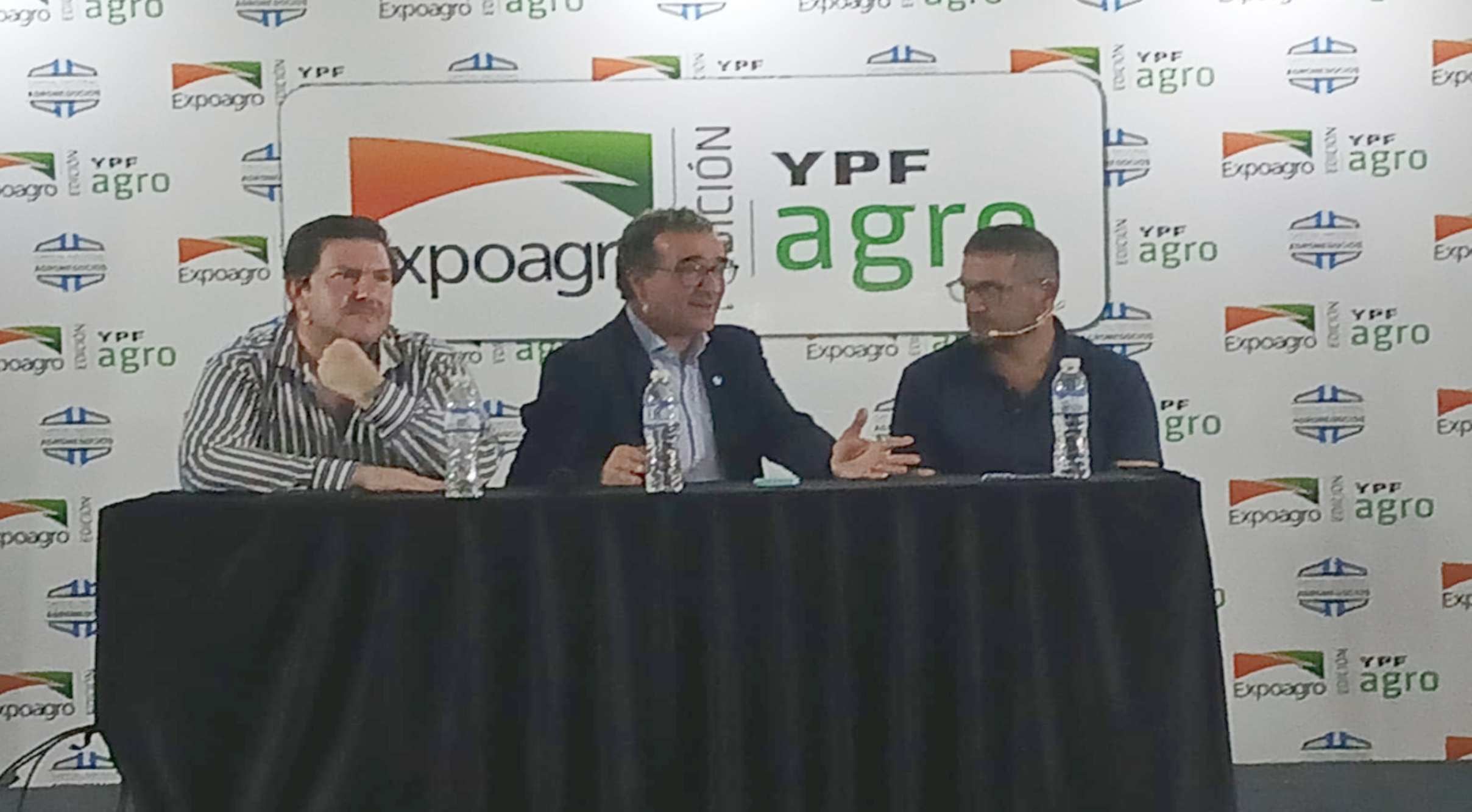 José Álvarez, productor; Juan Politi, vicepresidente de Alaria, y Ramiro Castiñeira, economista