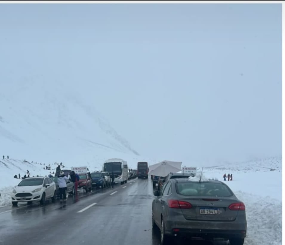 “Nevada de la década”: más de 1.500 camiones varados y turistas ansiosos por disfrutar de sus vacaciones de invierno