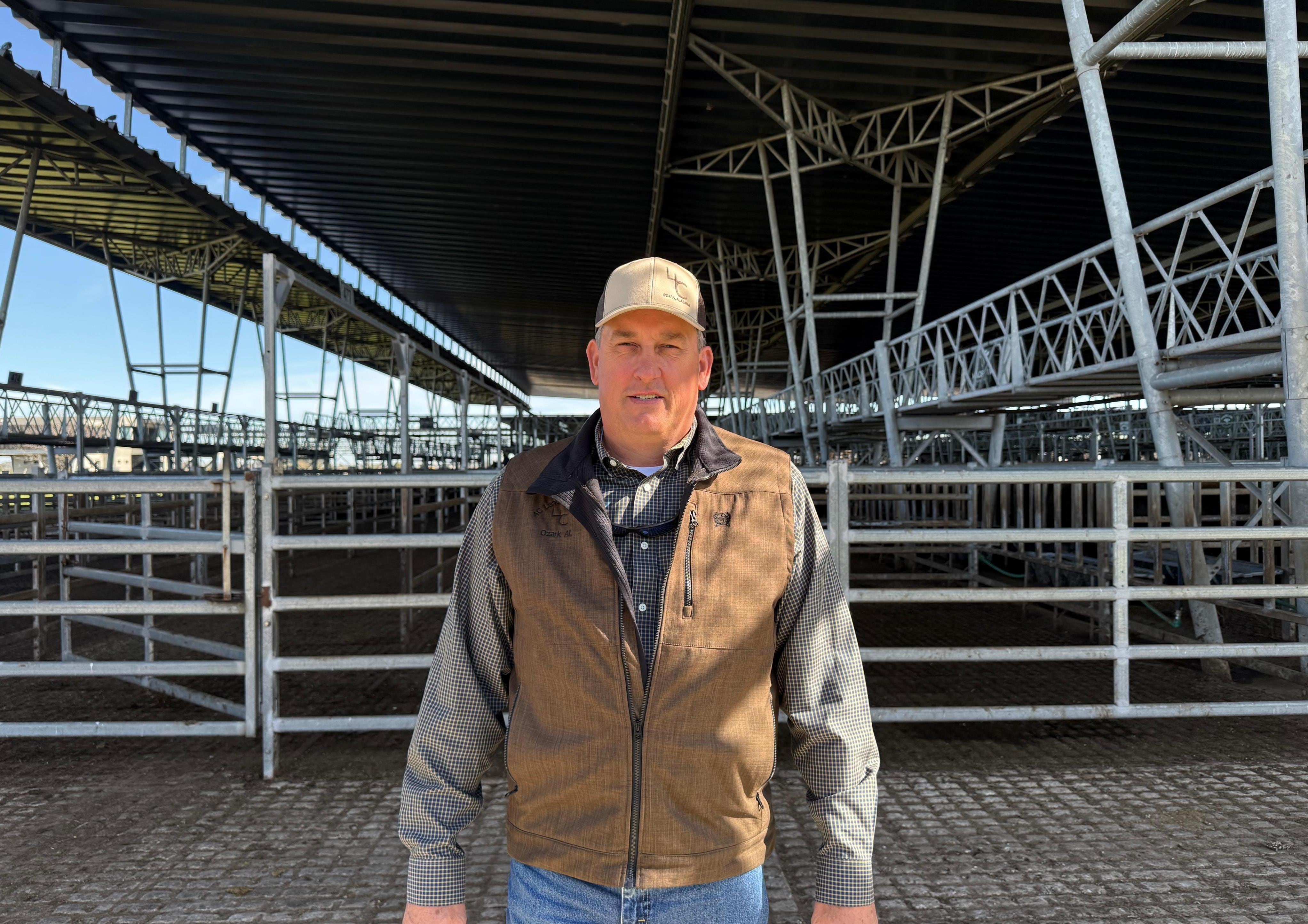 Chris Carroll, productor ganadero de Alabama, durante la recorrida por el Mercado Agroganadero de Cañuelas