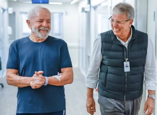 Tras la operación, Lula camina en uno de los pasillos del hospital junto a un médico