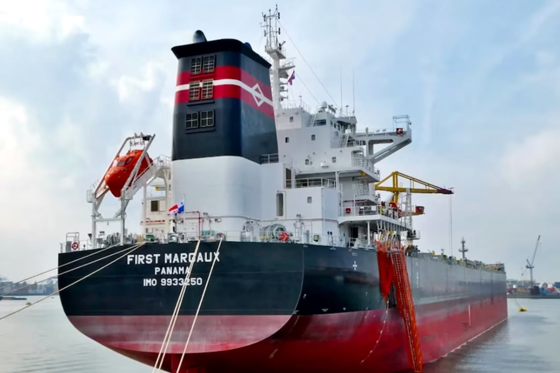 El First Margaux es un buque granelero que cuenta con 229 metros de eslora (largo total) y 32,3 metros de manga (ancho), y está destinado al transporte de cargas a granel