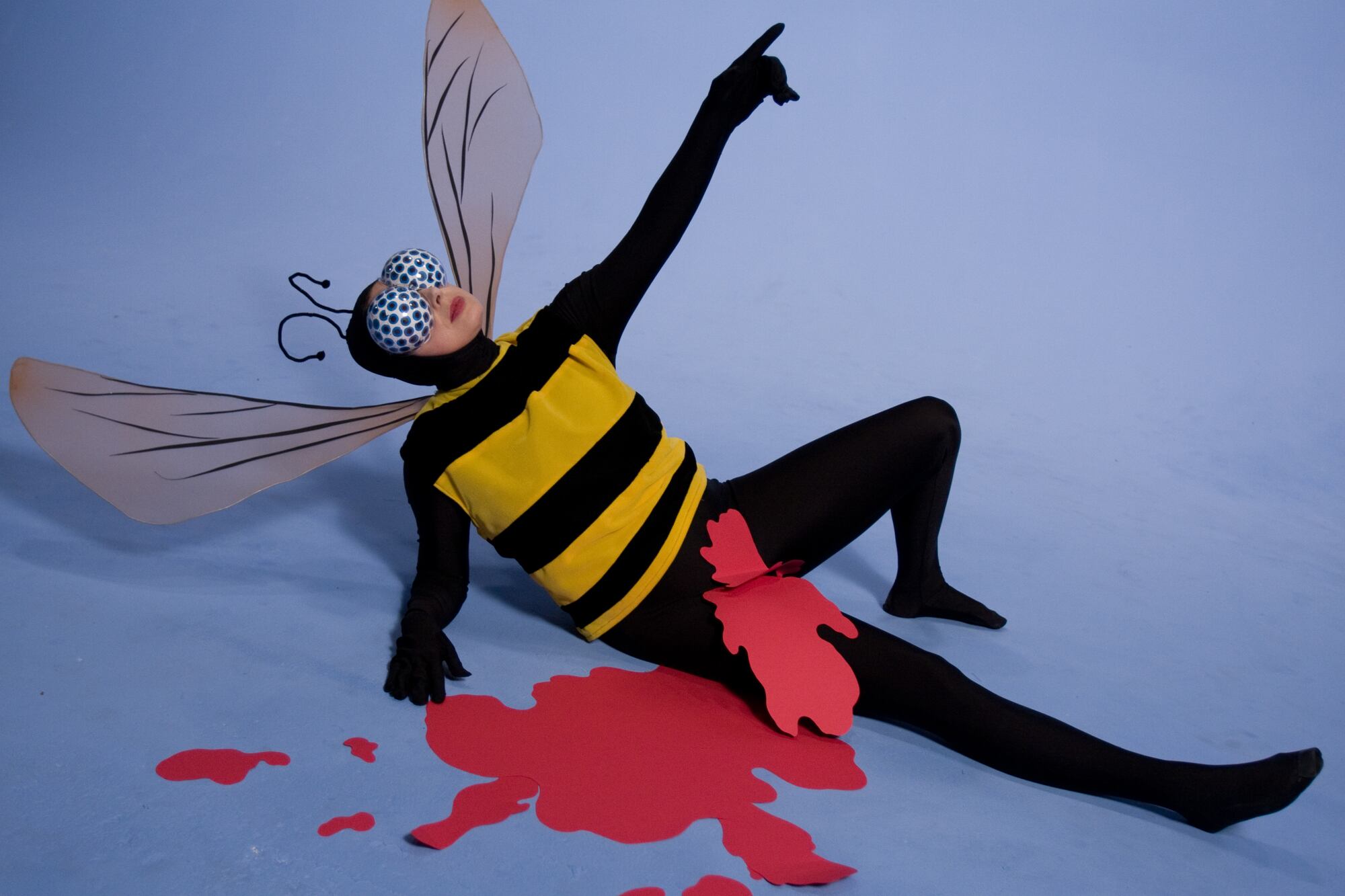 Isabella Rossellini convertida en abeja en uno de los cortos que ahora se suman a Mubi. En la vida real ella tiene varias colmenas en su granja neoyorquina