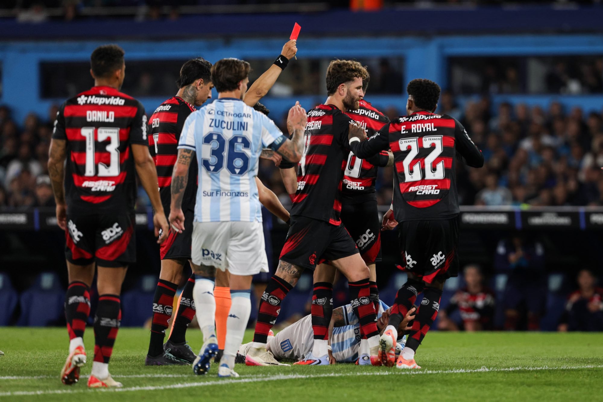 Las polémicas de Racing – Flamengo: Marcos Rojo, protagonista de una roja que corrigió el VAR, y la insólita expulsión de un rival