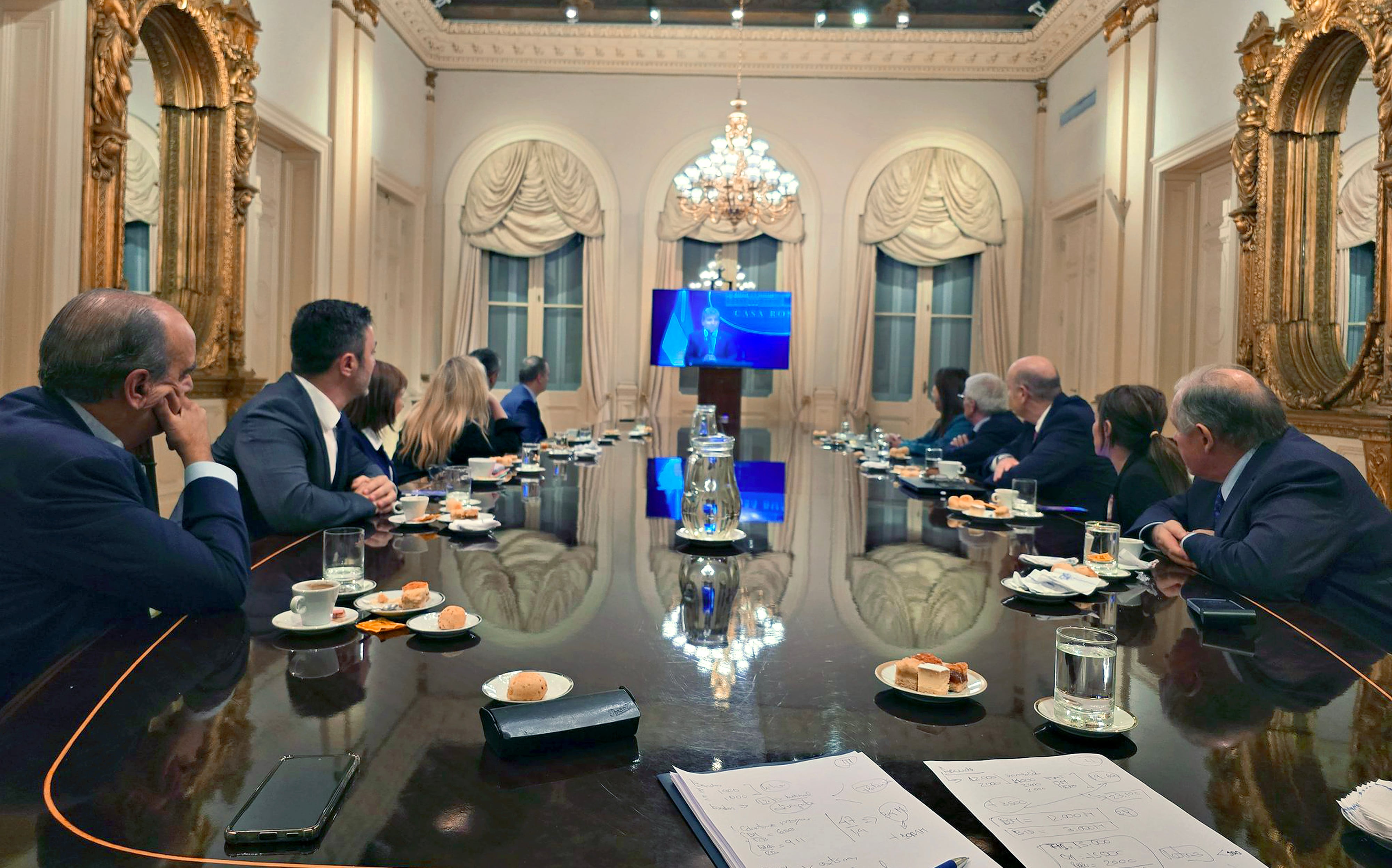 El presidente Javier Milei invitó a todos los miembros de su gabinete a Olivos sin anticiparles cuál era la razón. Ellos se enteraron por los monitores del fin del cepo