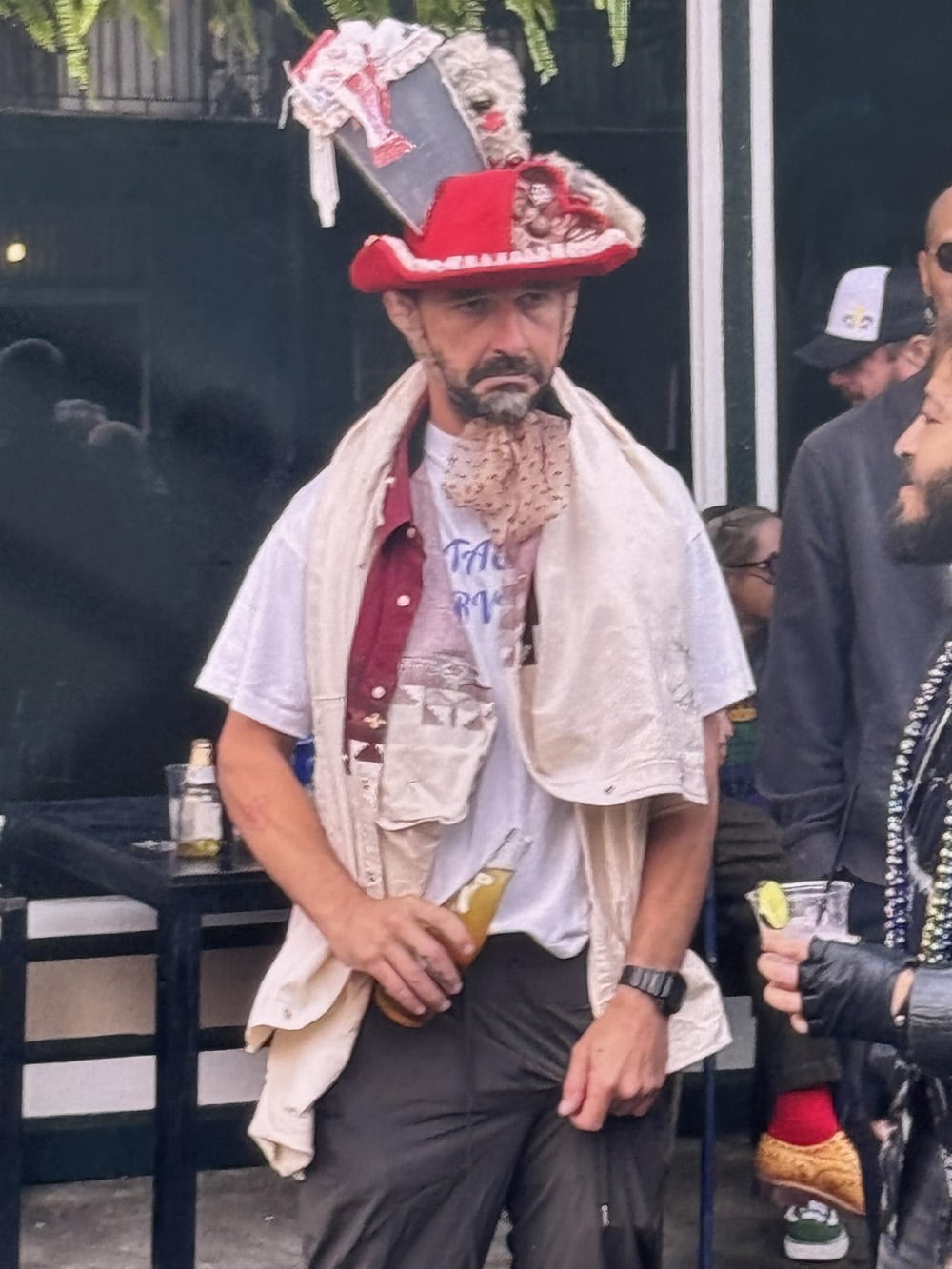 Shia LaBeouf se declaró culpable de agresión y fue condenado a seis meses de prisión en suspenso y dos años de libertad condicional 8 Shia LaBeouf, cerveza en mano, en uno de los bares que visitó durante la celebración