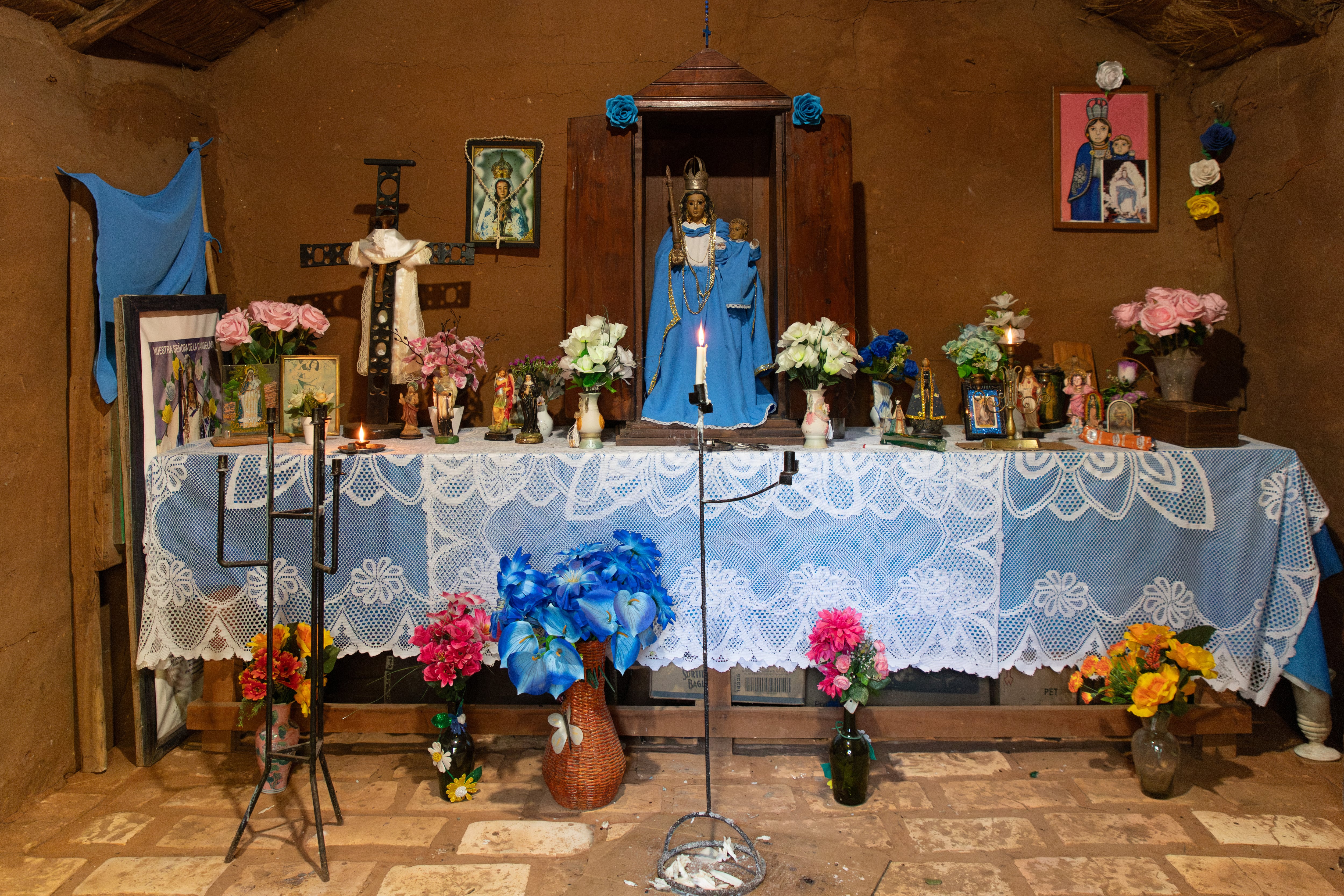 La virgen de La Candelaria en el altar de la familia Ariyú.