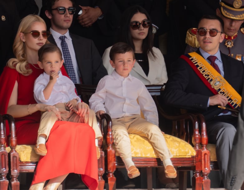 Valbonesi y Noboa, acompañados de sus hijos durante un acto oficial