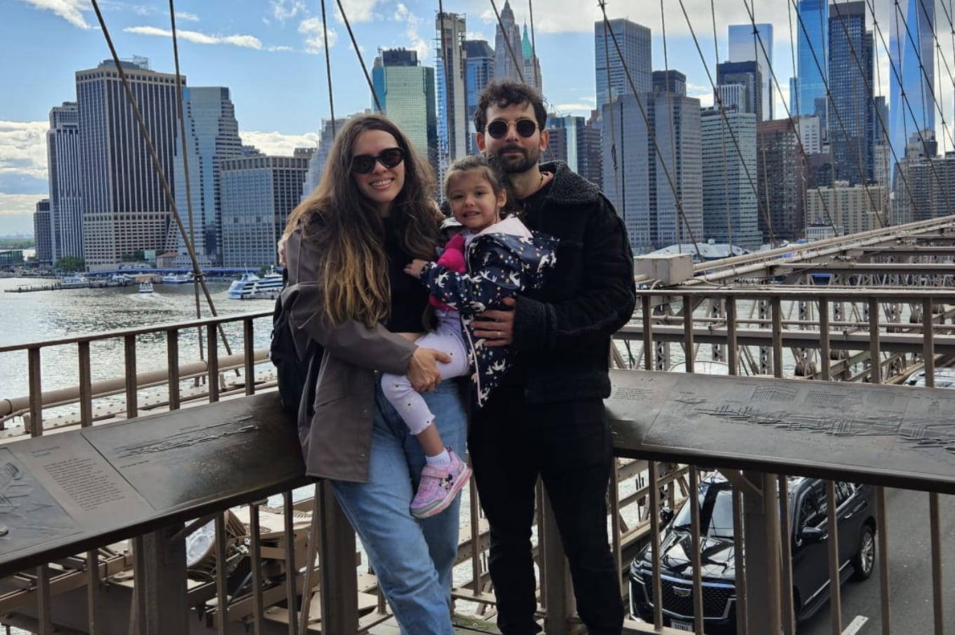 Amanda, junto a su marido argentino, su hija y su hijo (en camino).