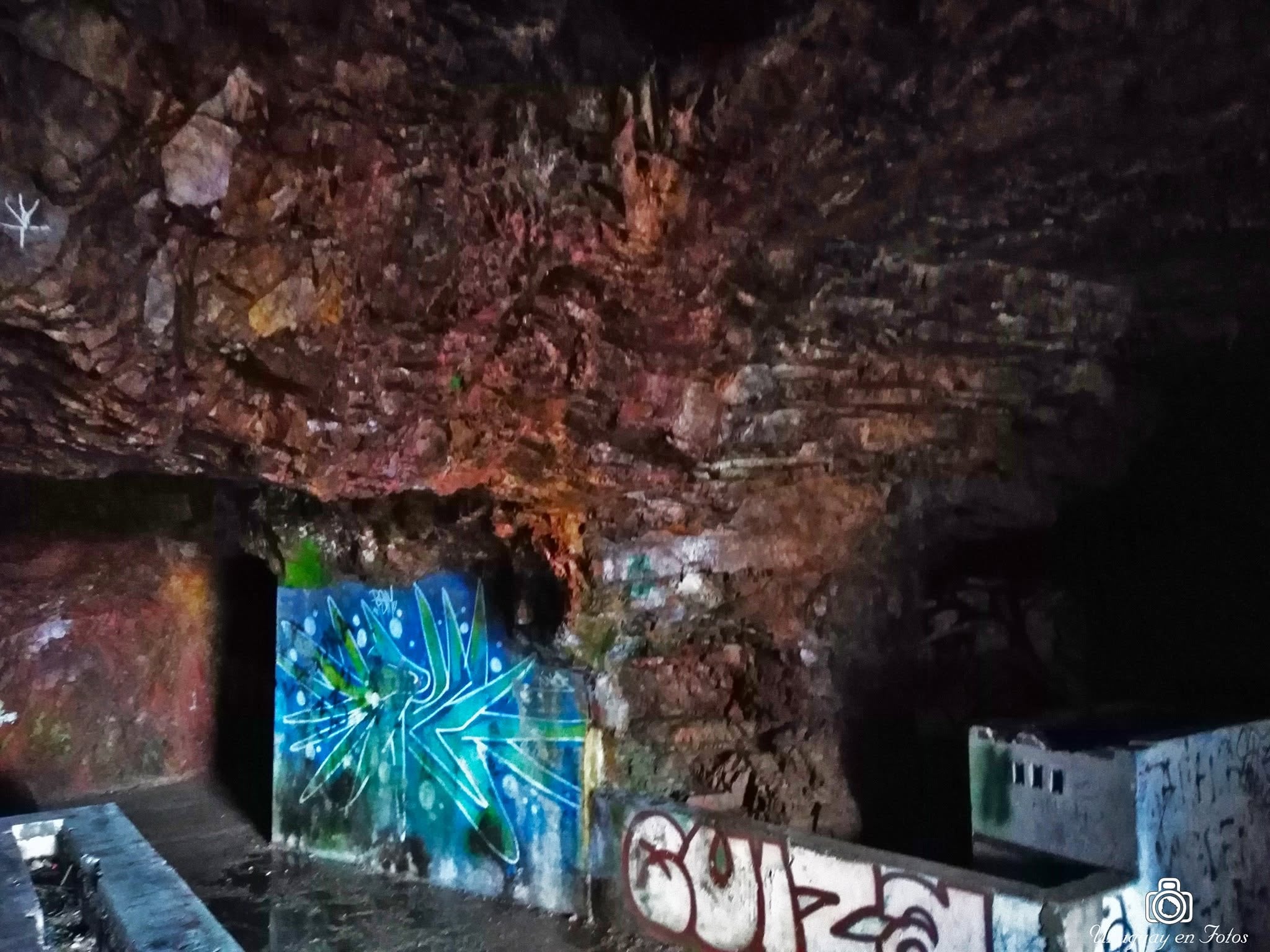 Hace unos años, así estaba el interior abandonado y pintarrajeado de la cueva (Foto: Uruguay en fotos)