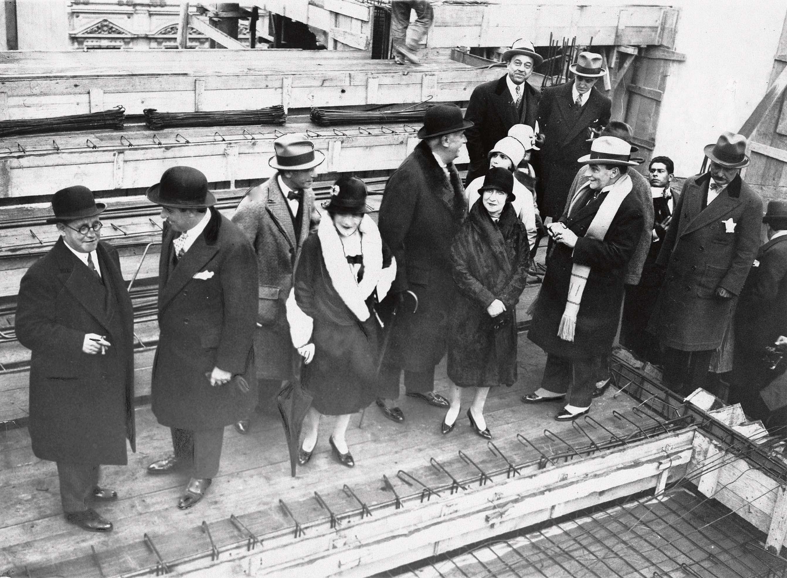 El Dr. Alvear y su esposa, Da. Regina Pacini visitando las obras que se están realizando. Los Florencia Parravicini, Regina Pacini, Marcelo T. de Alvear, Pedro B. Aquino, Alejandro Virasoro y Enrique García Velloso. 3/6/1928