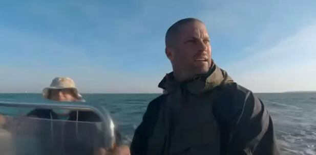 El investigador se adentró en el mar para buscar su objetivo (Foto: Captura YouTube)