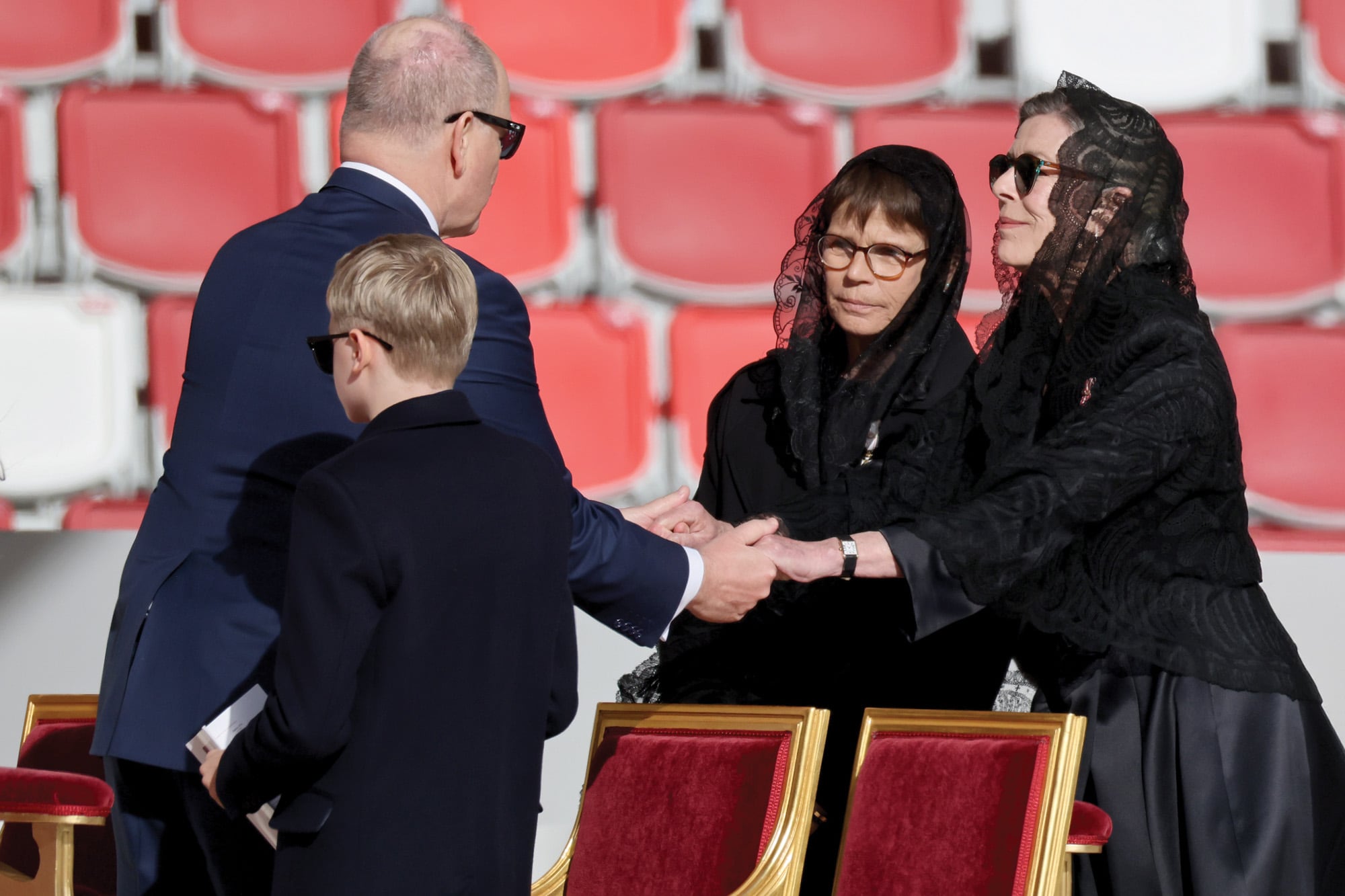 Las
princesas Estefanía
y Carolina de
Mónaco saludan a
su hermano