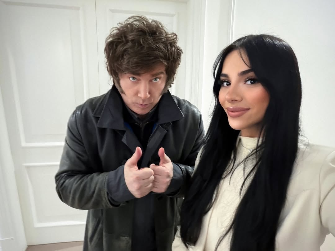 Javier Milei con una de las propagandistas que recibió en Olivos