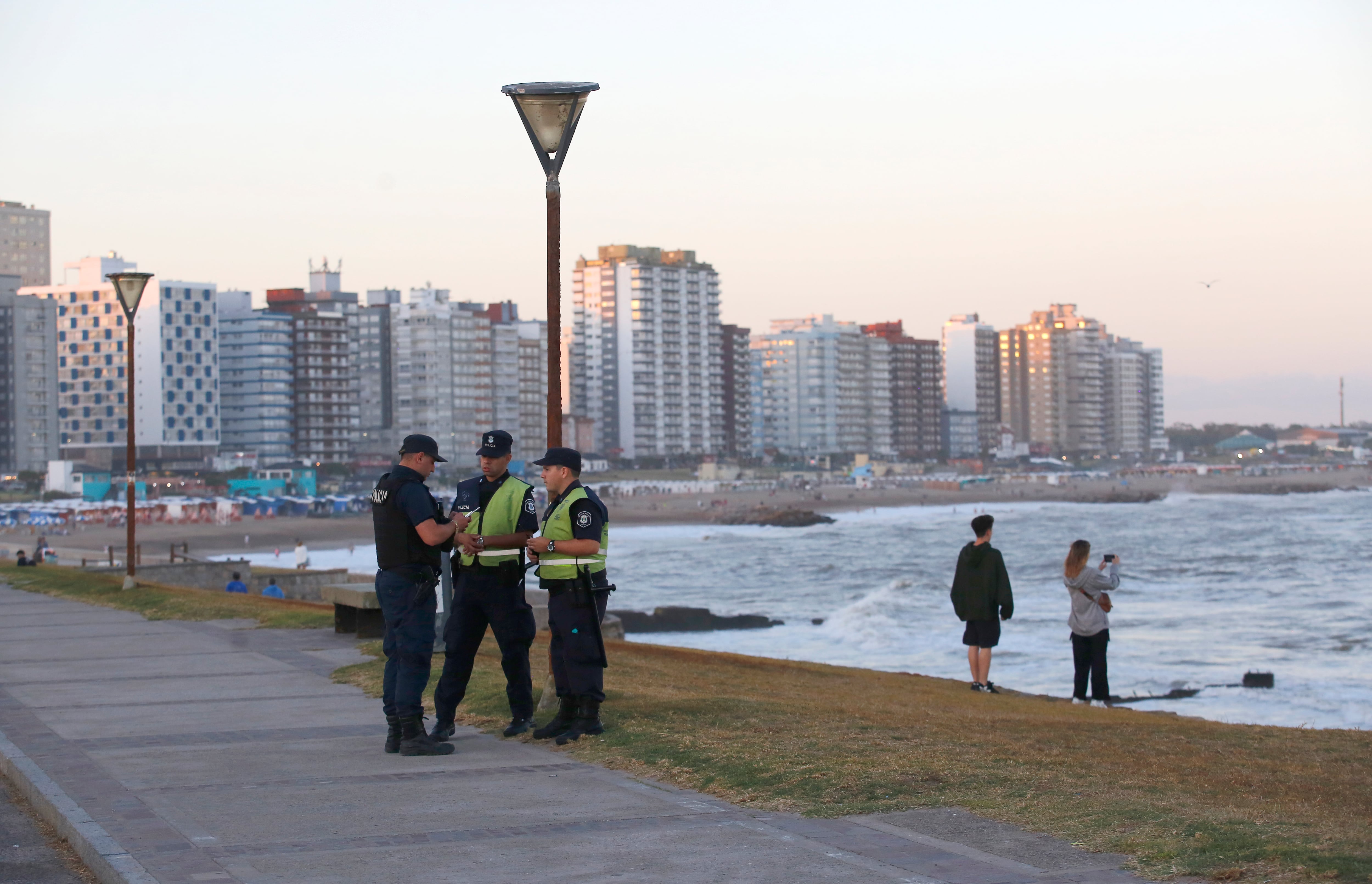 Patrulleros recorren el corredor costero del sur de la ciudad, en plena temporada de verano