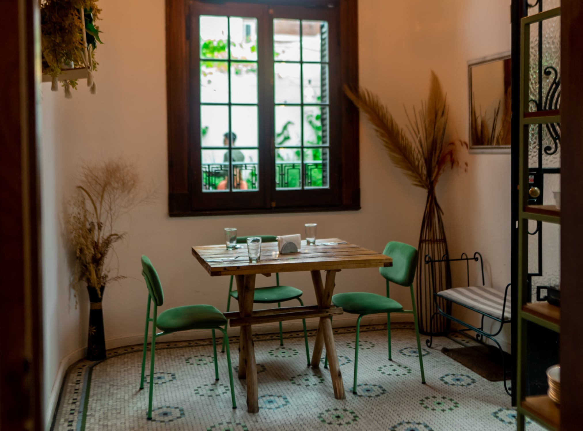 La decoración interior de Chill Garden también refelja el espíritu verde y natural del entorno de la casona
