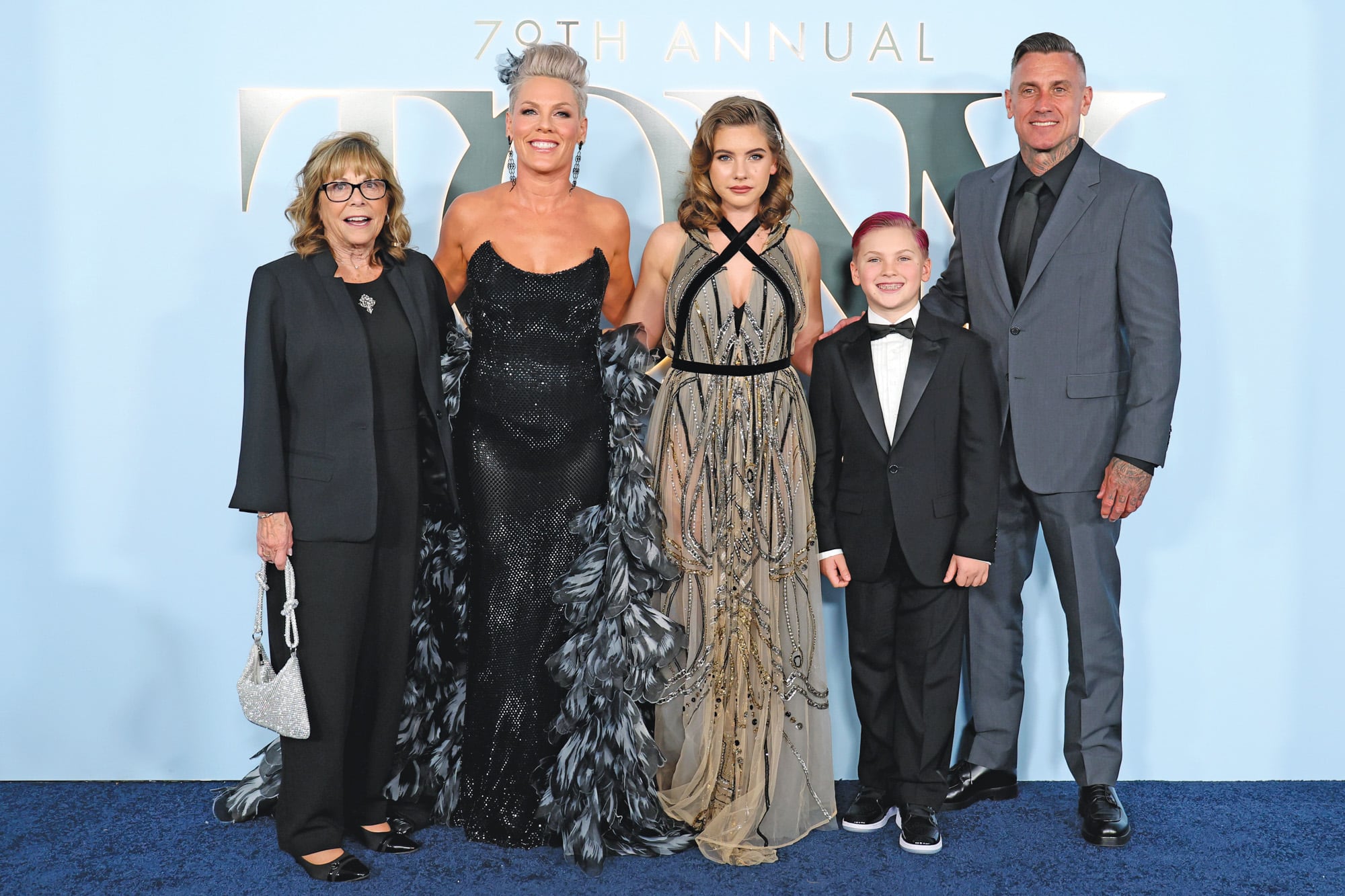 De izquierda a derecha: la madre de la cantante, Judith Moore, Pink –con un impactante diseño negro de alta costura por Jean-Louis Sabaji–, su hija Willow Sage Hart –con un vestido de Reem Acra Couture–, su hijo menor Jameson Moon y su marido Carey Hart