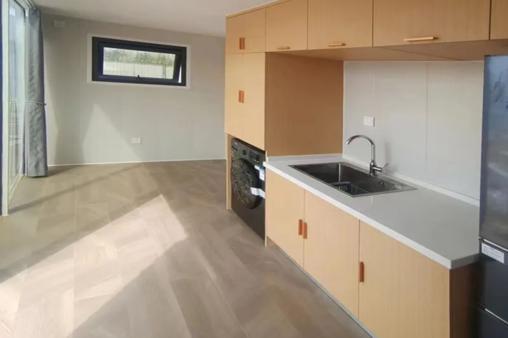 En la parte interior, la casa modular tiene paredes de fibra de carbono de bambú y un piso de madera de alta cálida (Alibaba)