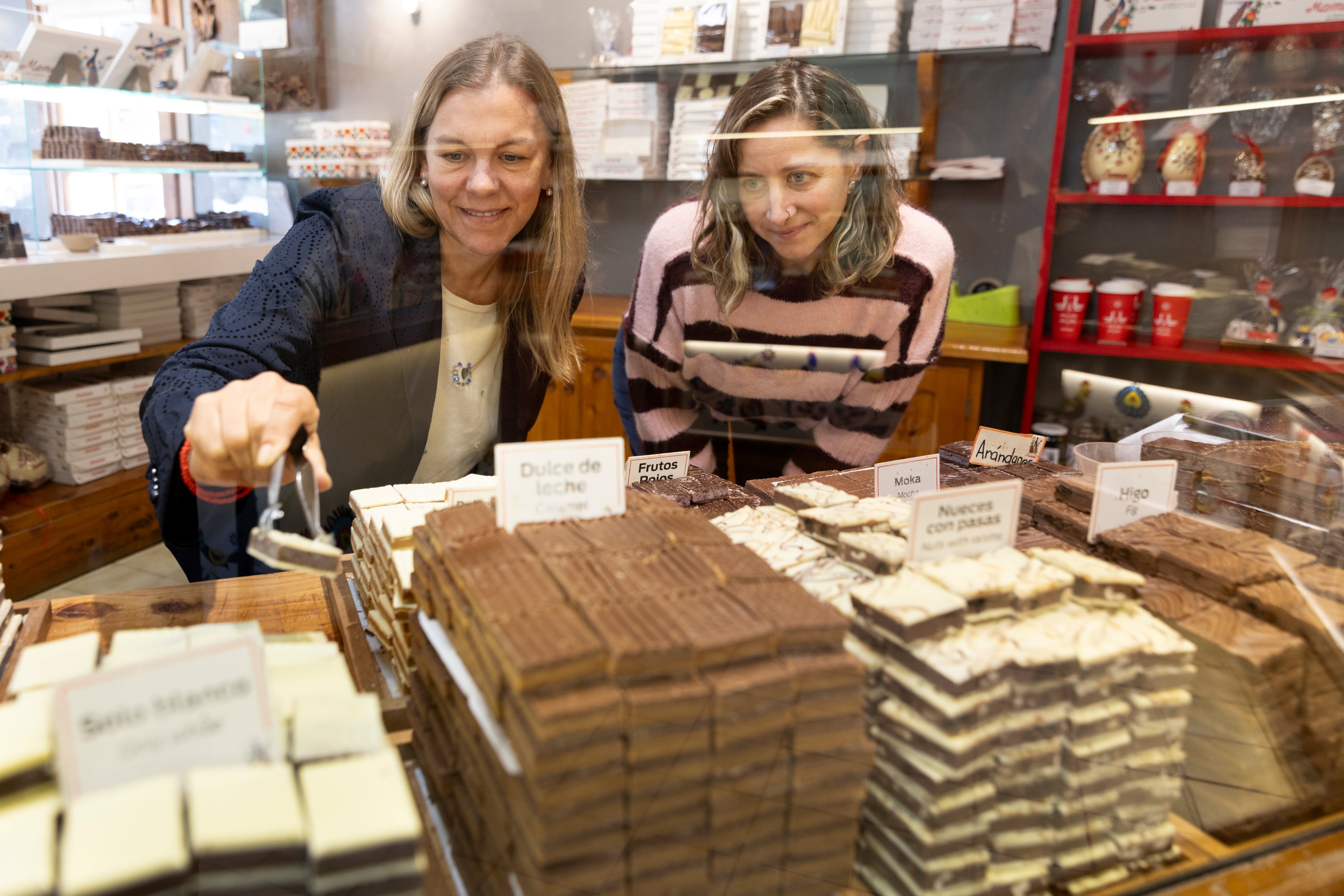 Faustina y Dana están al frente de la empresa que montaron sus abuelos.