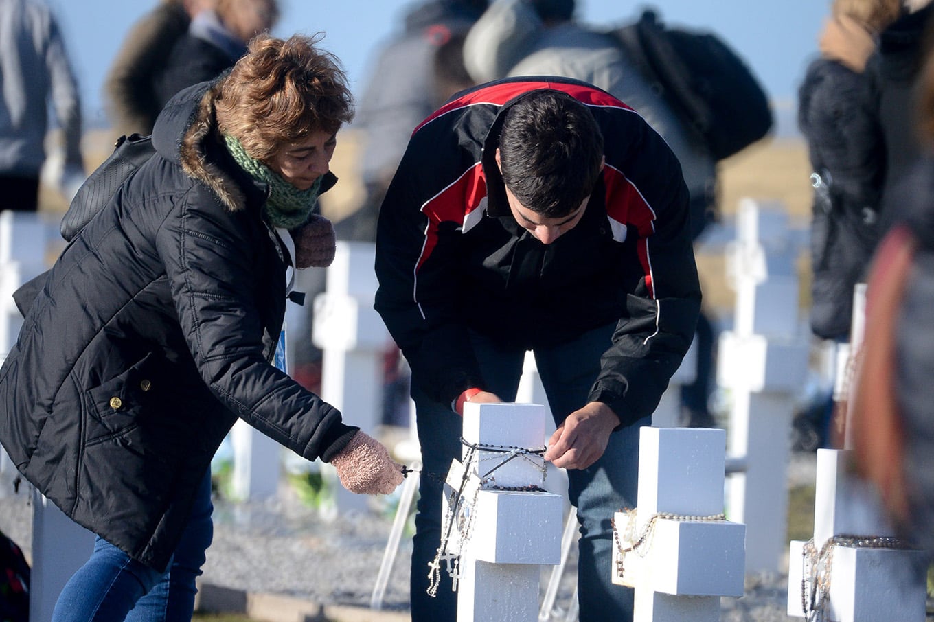 Malvinas: en una histórica ceremonia las familias de 90 soldados pudieron rendirles homenaje en tumbas con nombre, hubo aplausos para el militar británico que los sepultó