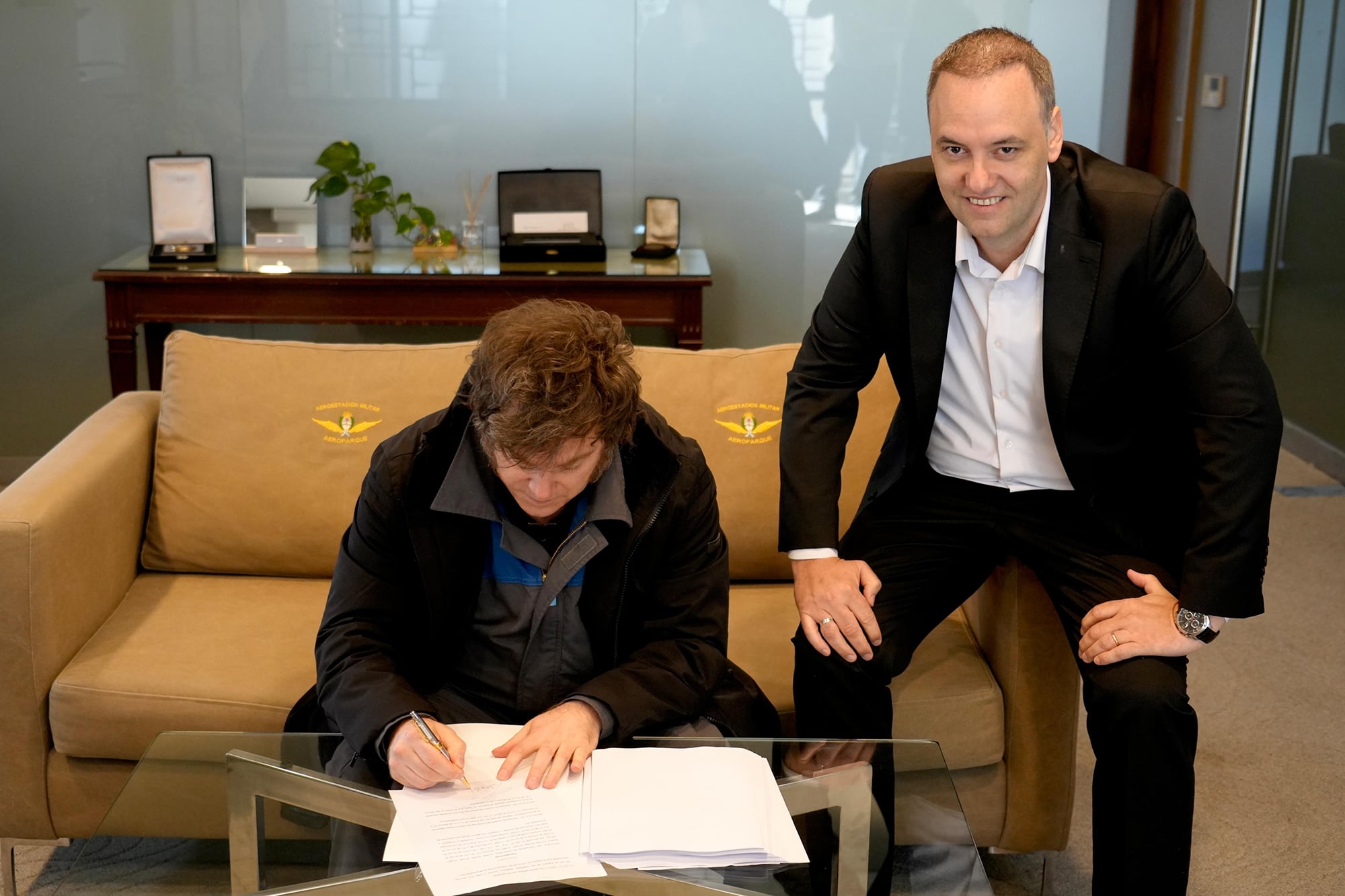 Javier Milei, recién aterrizado en Buenos Aires, firmó el proyecto de modernización laboral que el Gobierno enviará al Congreso, acompañado por el jefe de Gabinete, Manuel Adorni.