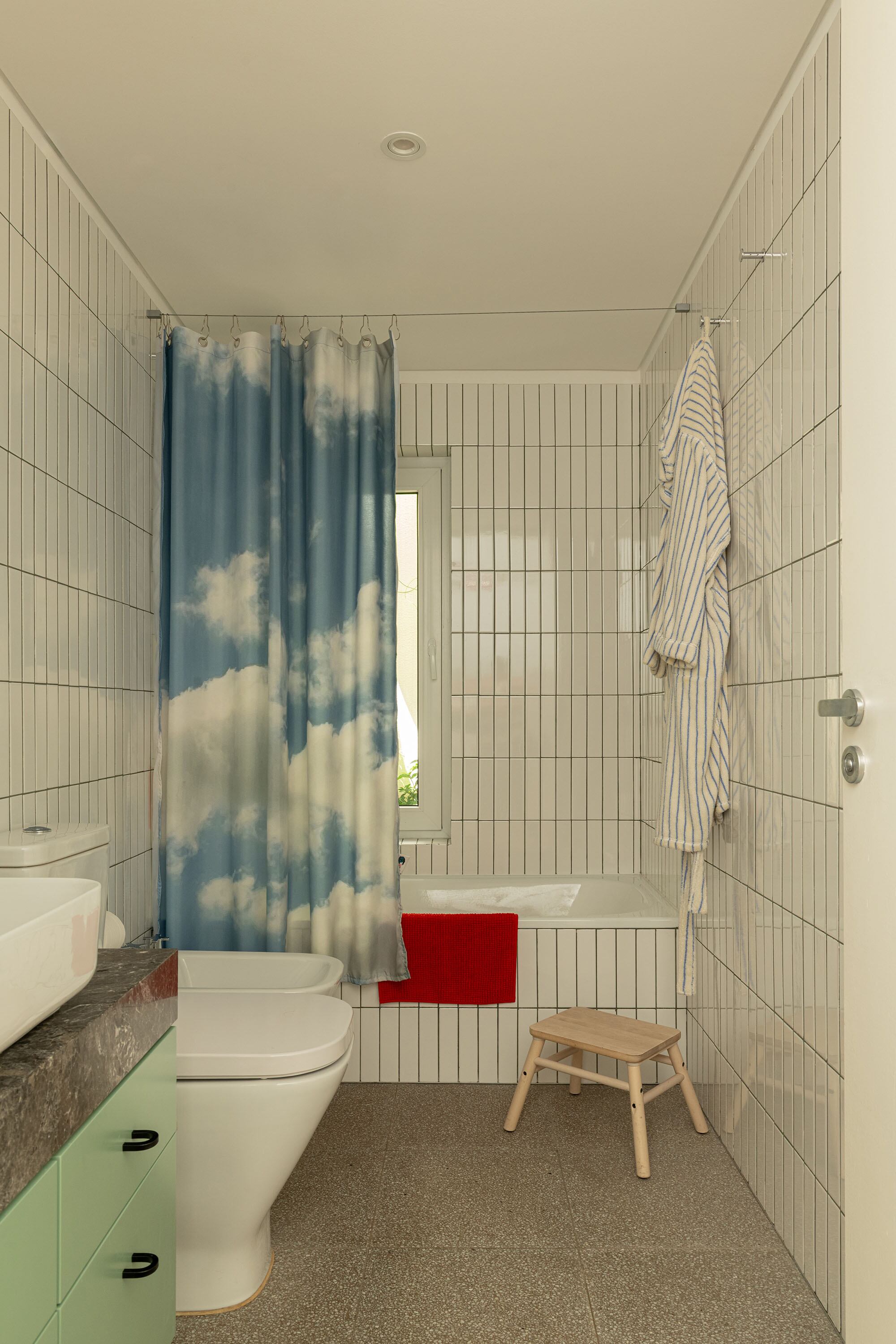 El baño de ese cuarto también se usa para visitas. Piso granítico (Moltrasio).