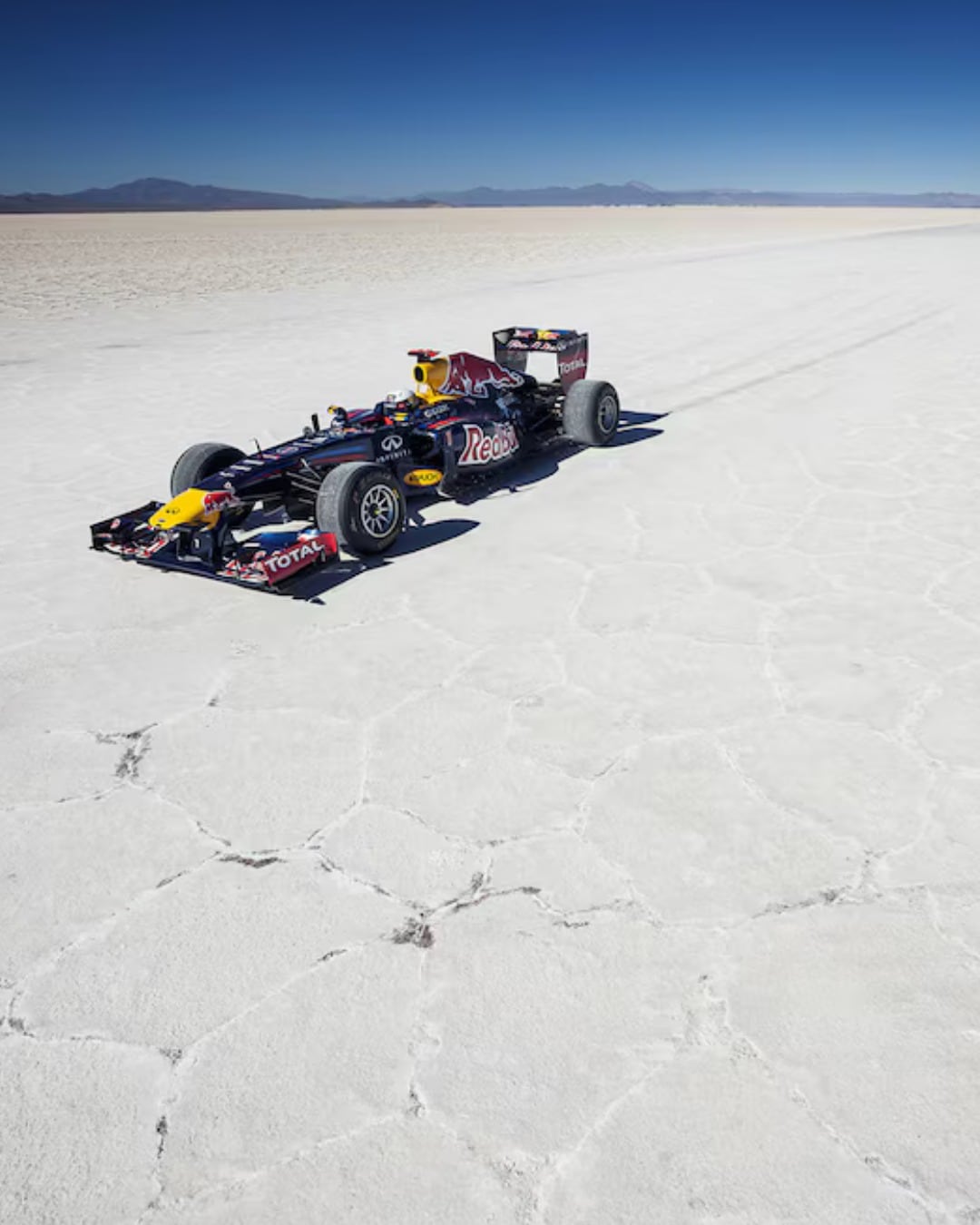 El piloto vivió una experiencia única al poder manejar sobre las salinas