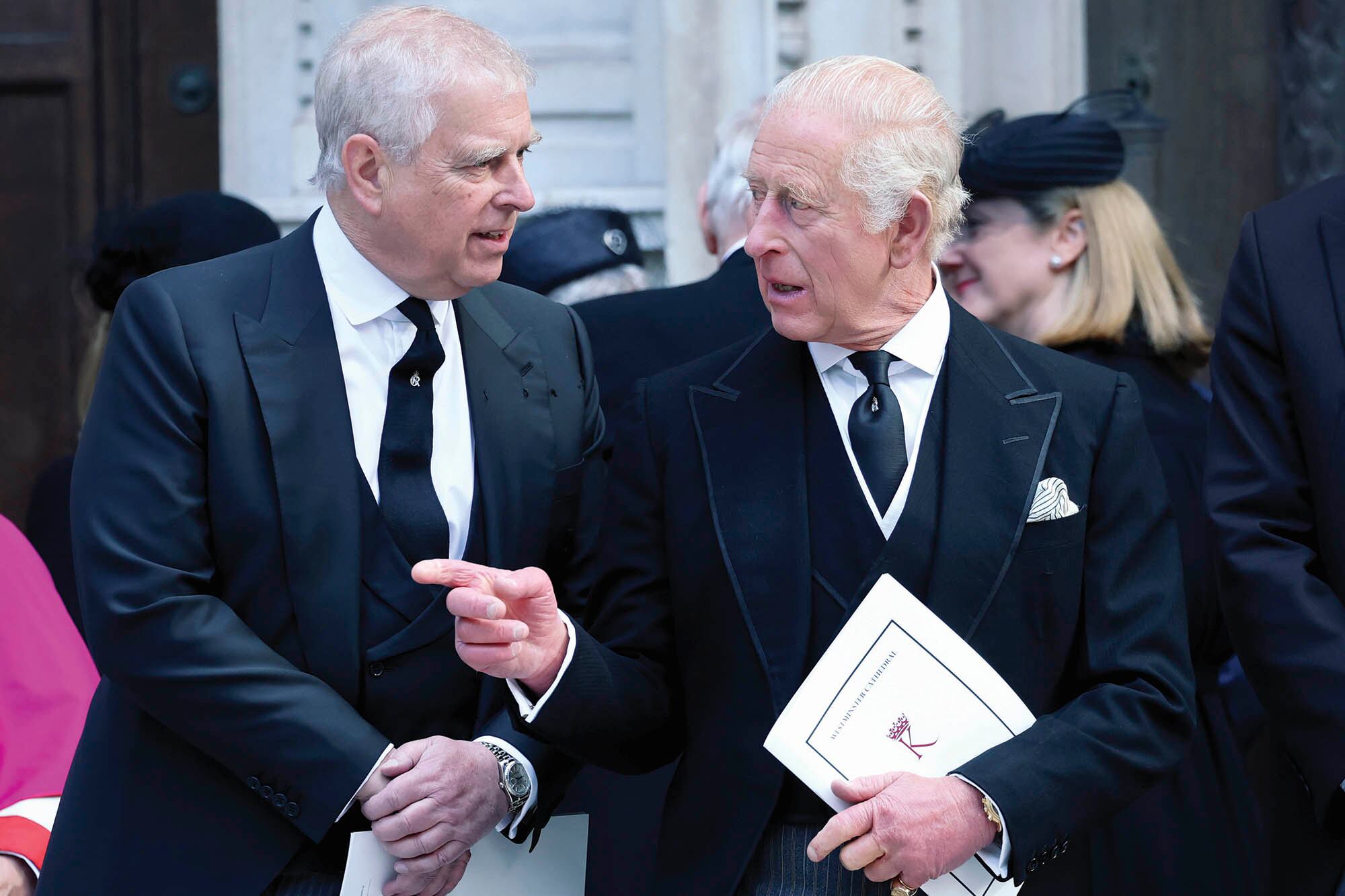Andrés con su hermano, el rey Carlos III, durante el funeral de la duquesa de Kent, en septiembre pasado