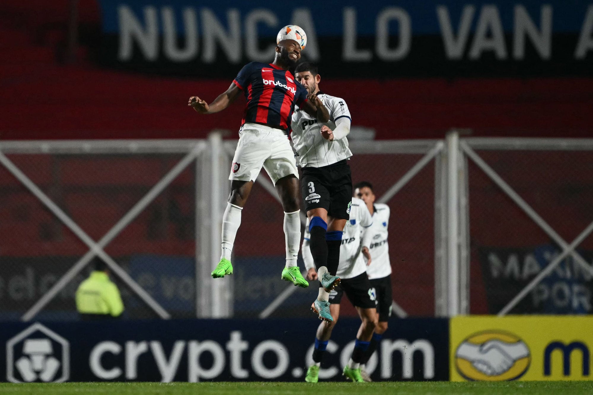 La capacidad de salto del colombiano Diego Herazo, en una lucha por cabecear contra Matías De los Santos; el Liverpool uruguayo fue un digno adversario en el Nuevo Gasómetro.