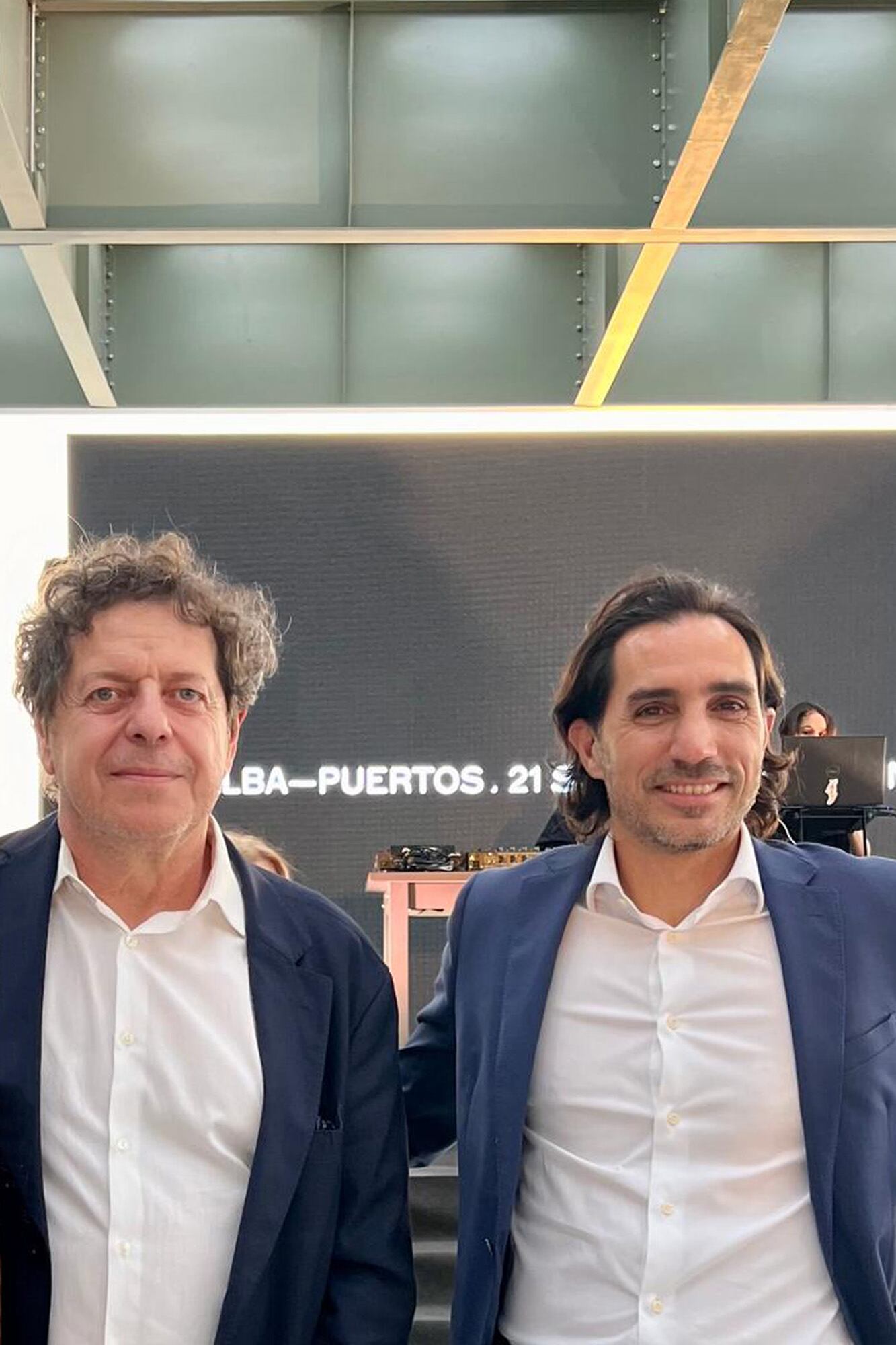 El arquitecto Juan Herreros y Santiago Tarasido en la inauguración del museo y bajo el emblemático techo que deja permear la luz natural durante el día y se enciende de noche